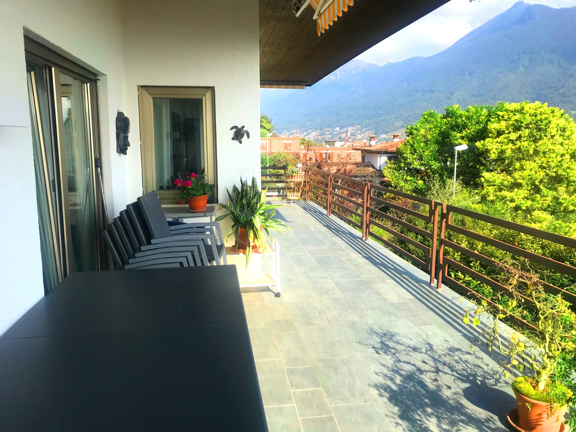 Balkon mit Bergblick