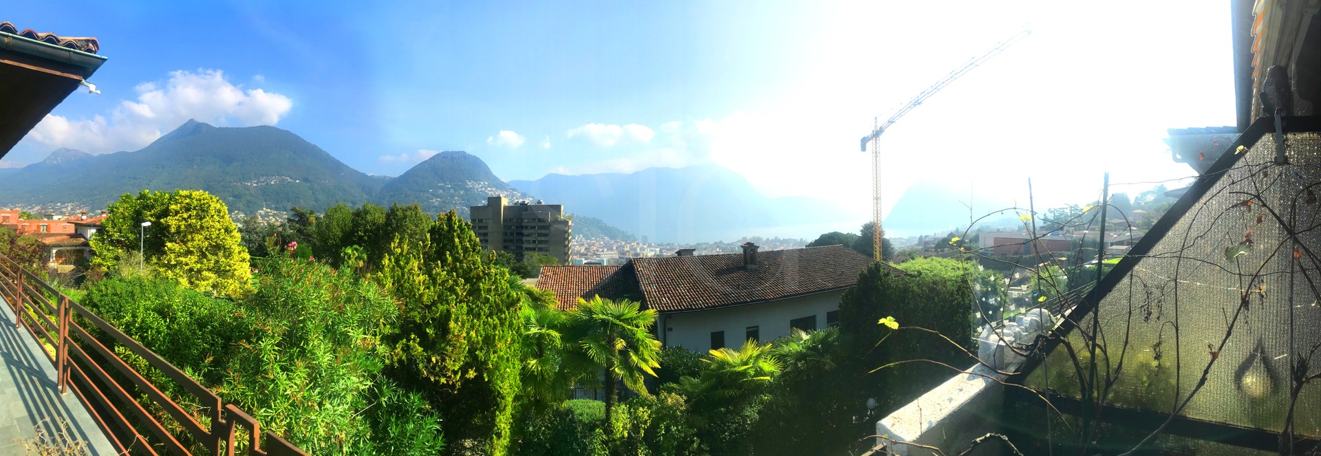 Balkon mit Berg- und Stadtblick