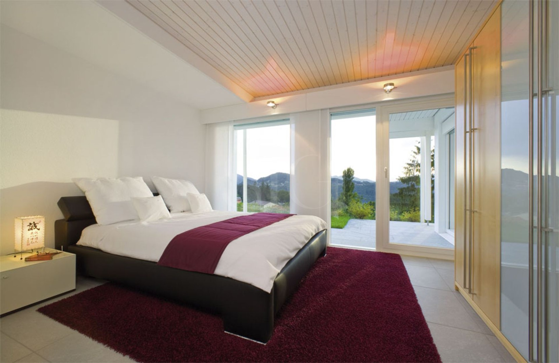 Modernes Schlafzimmer mit Panoramablick