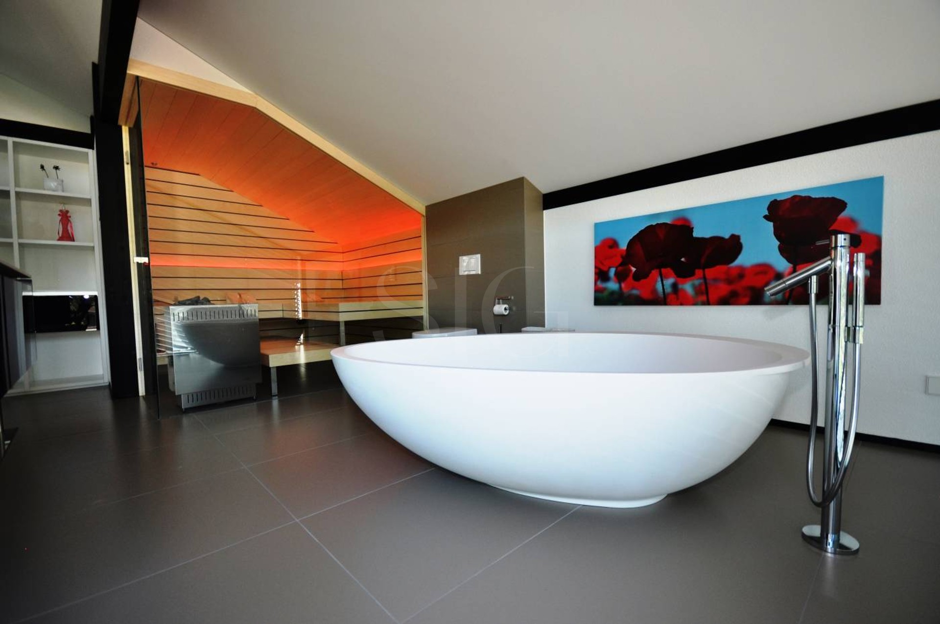 Modernes Badezimmer mit freistehender Wanne