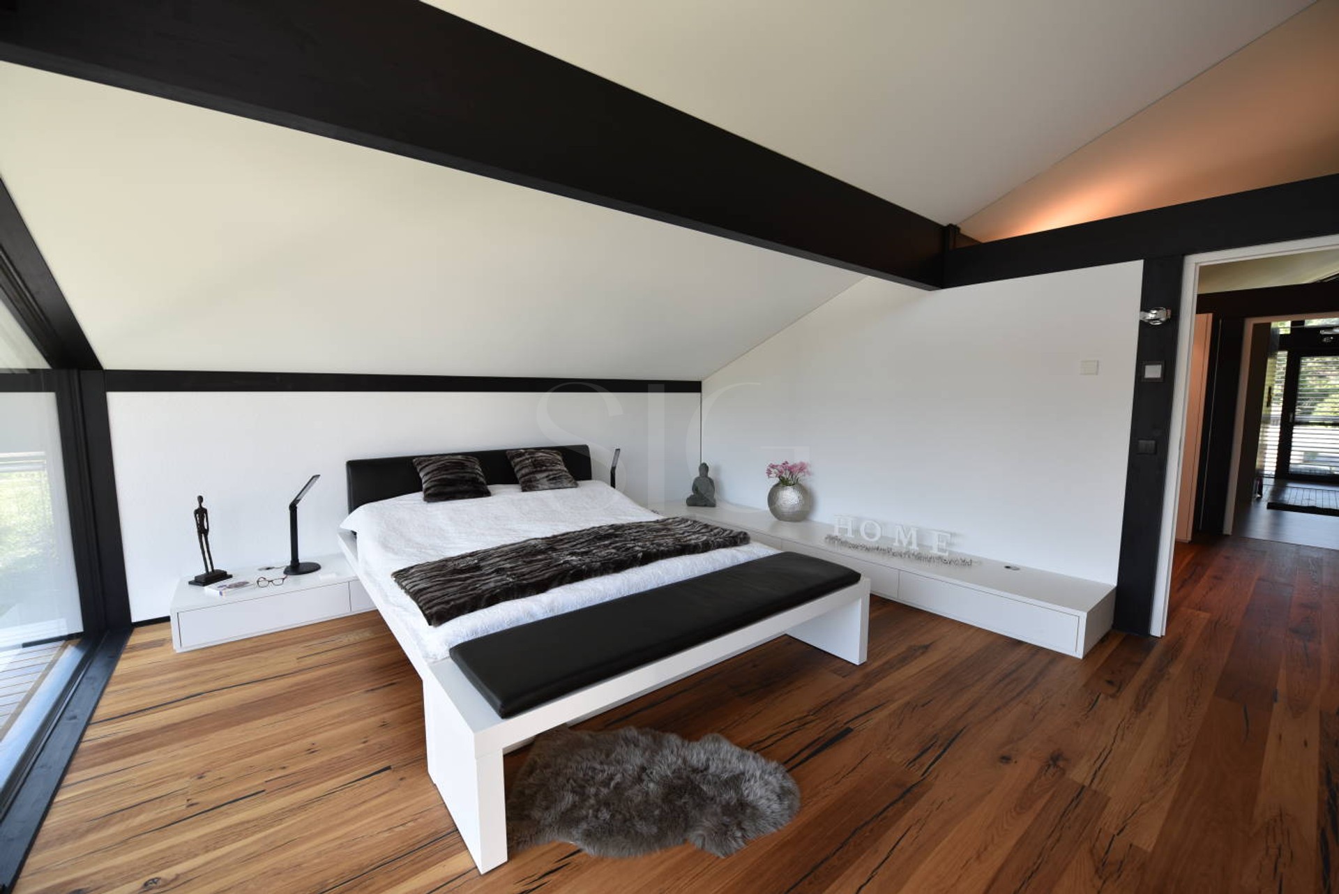 Modernes Schlafzimmer im Dachgeschoss
