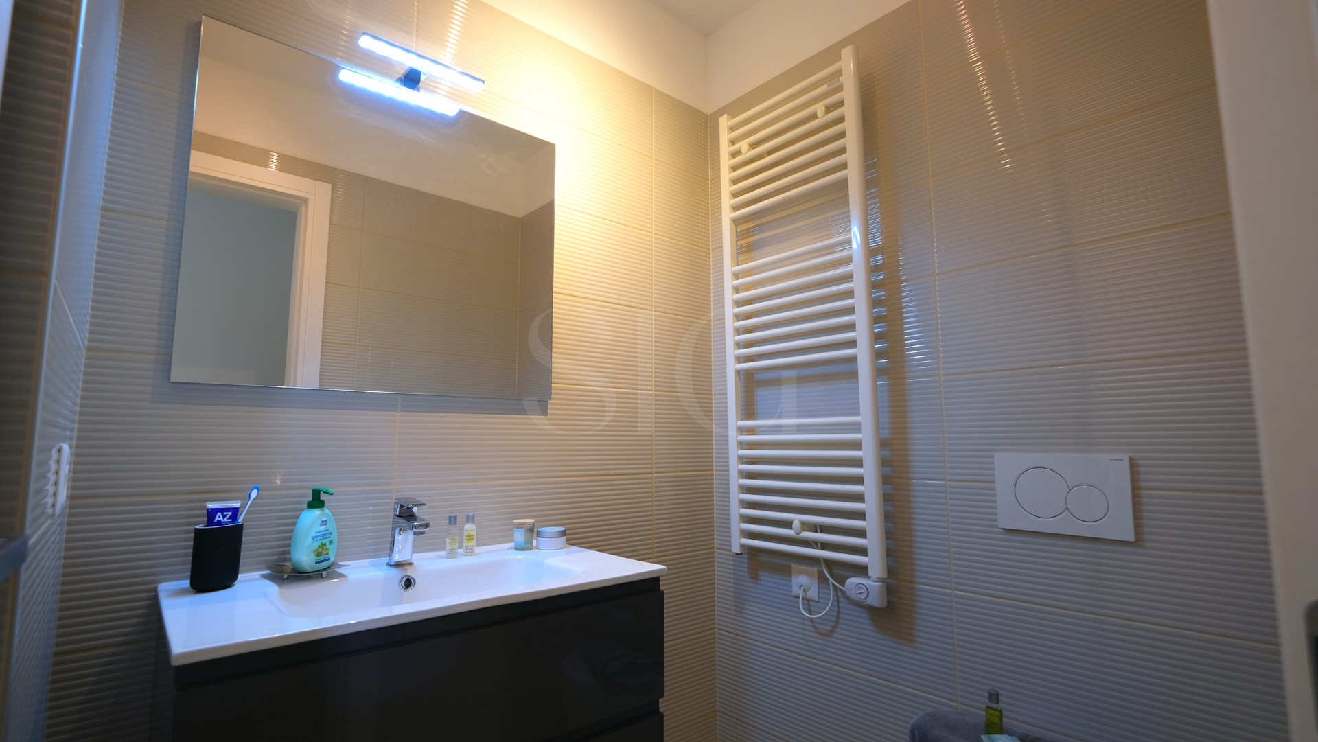 Modernes Badezimmer mit Waschtisch und Handtuchheizkörper