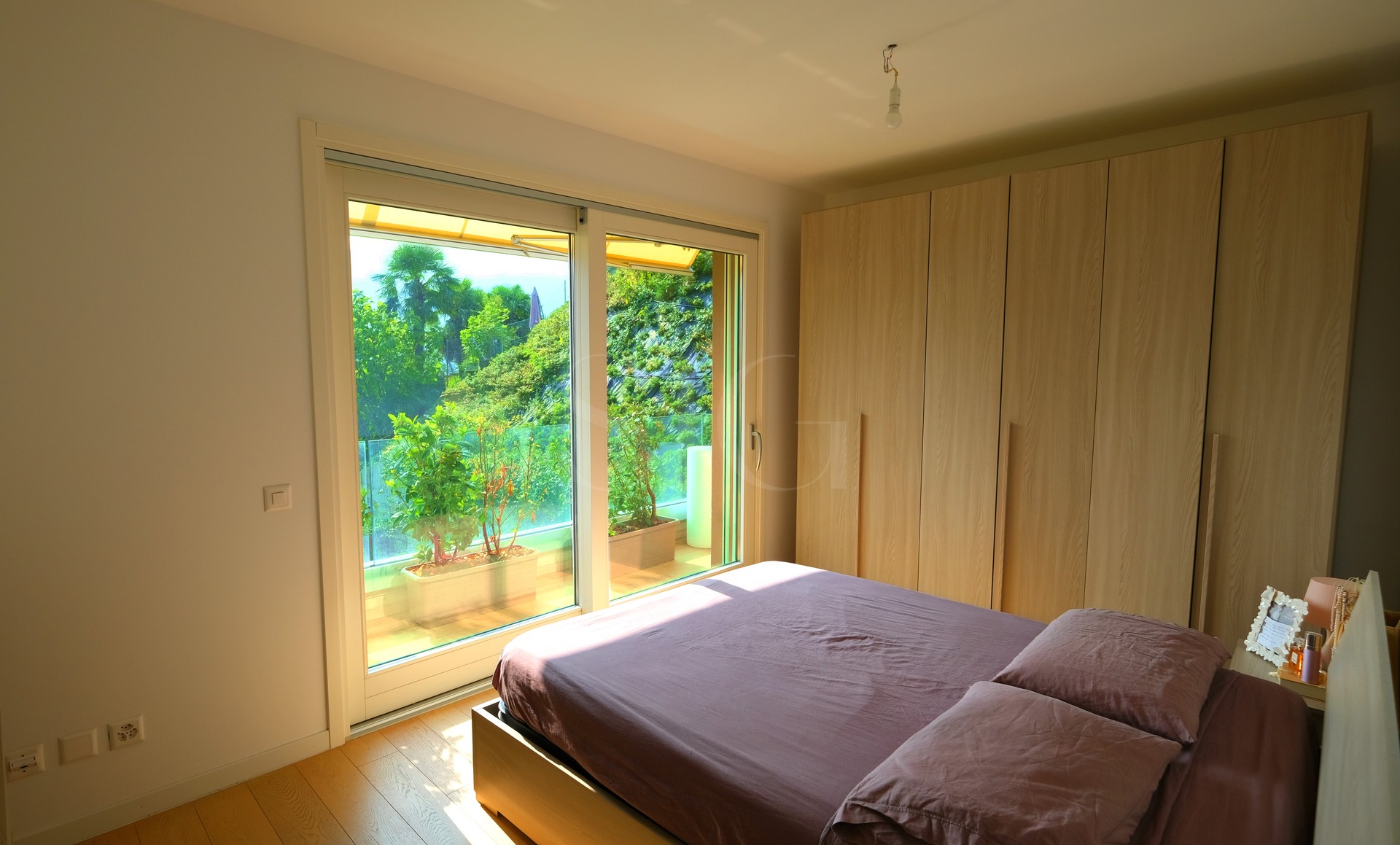 Helles Schlafzimmer mit Blick ins Grüne