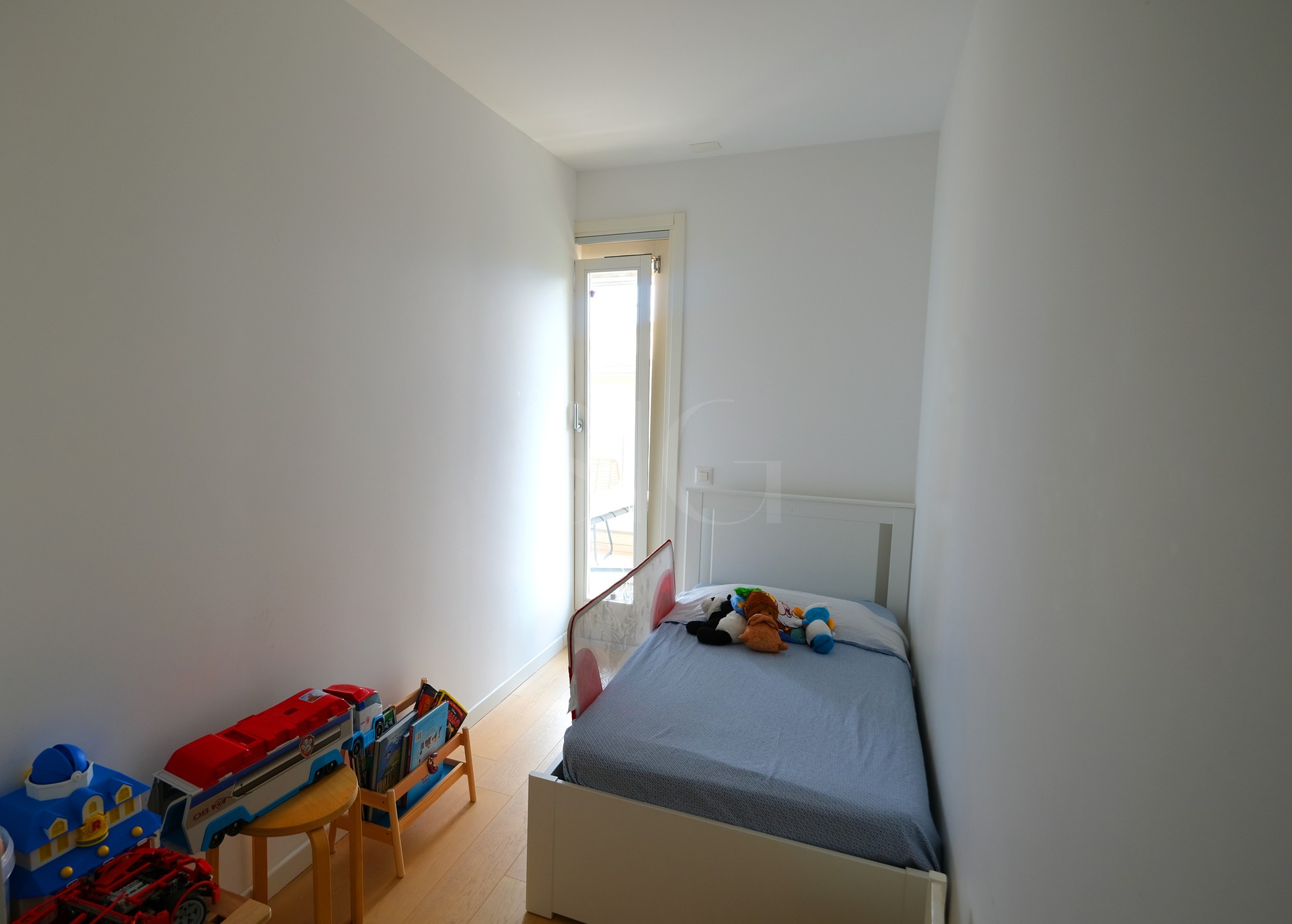 Schmales Kinderzimmer mit Einzelbett