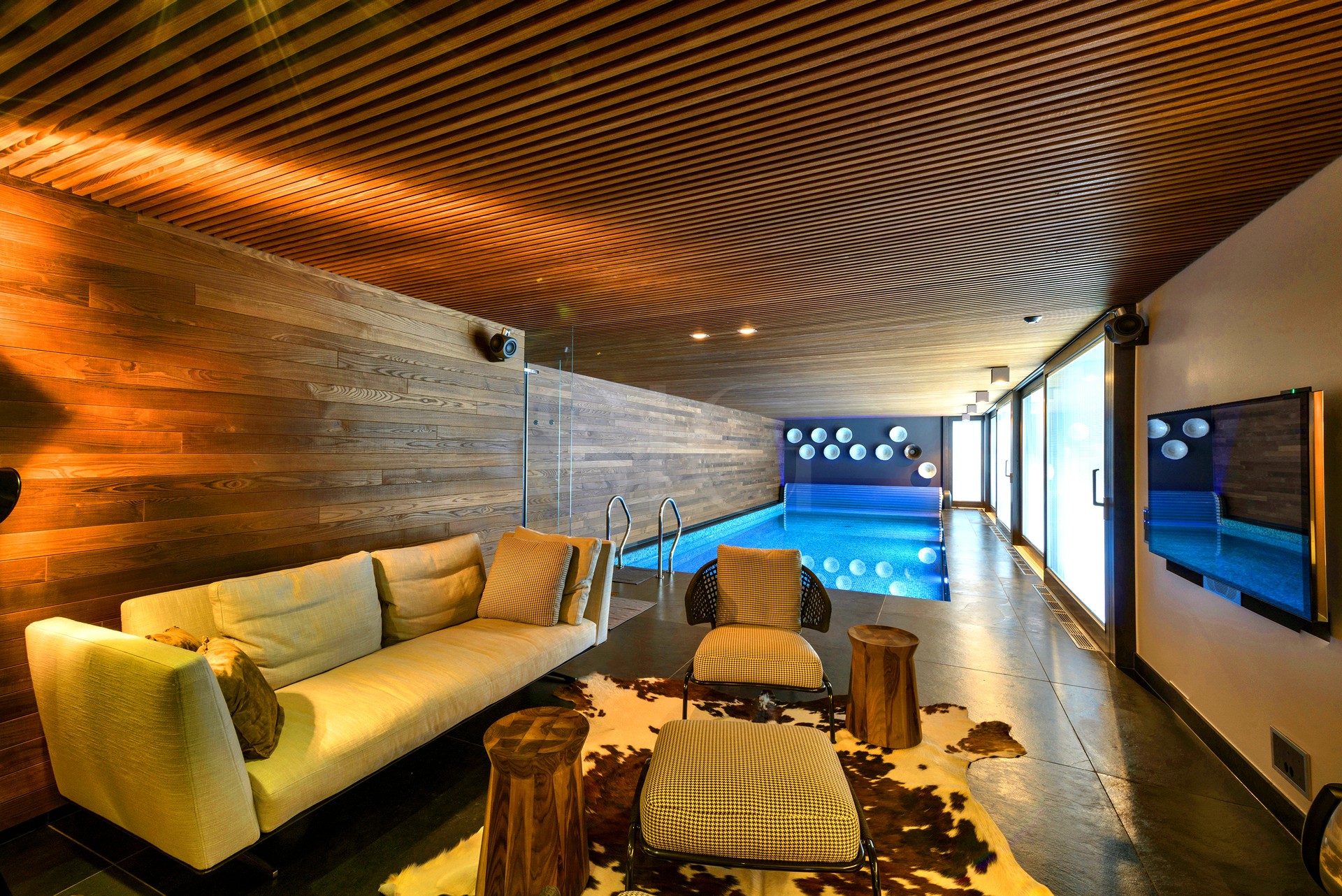 Innenbereich mit Pool und Lounge