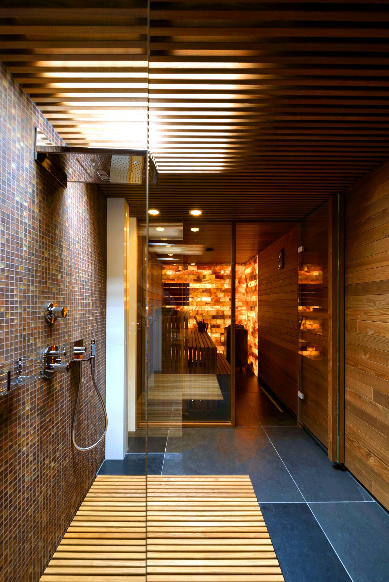 Luxuriöser Spa-Duschbereich mit Holz und Stein