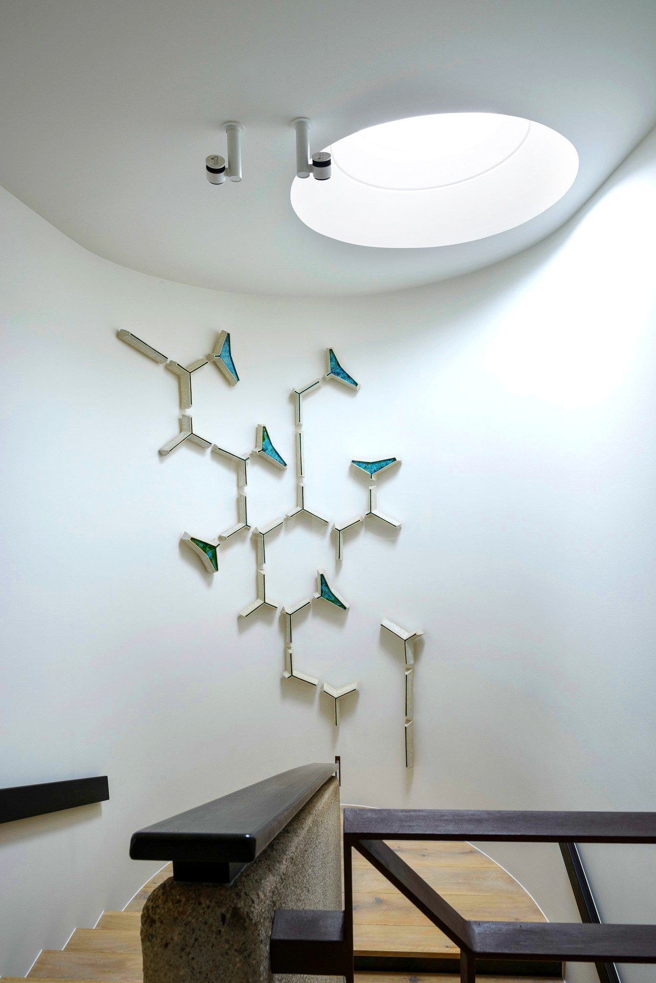 Treppenhaus mit moderner Wandkunst