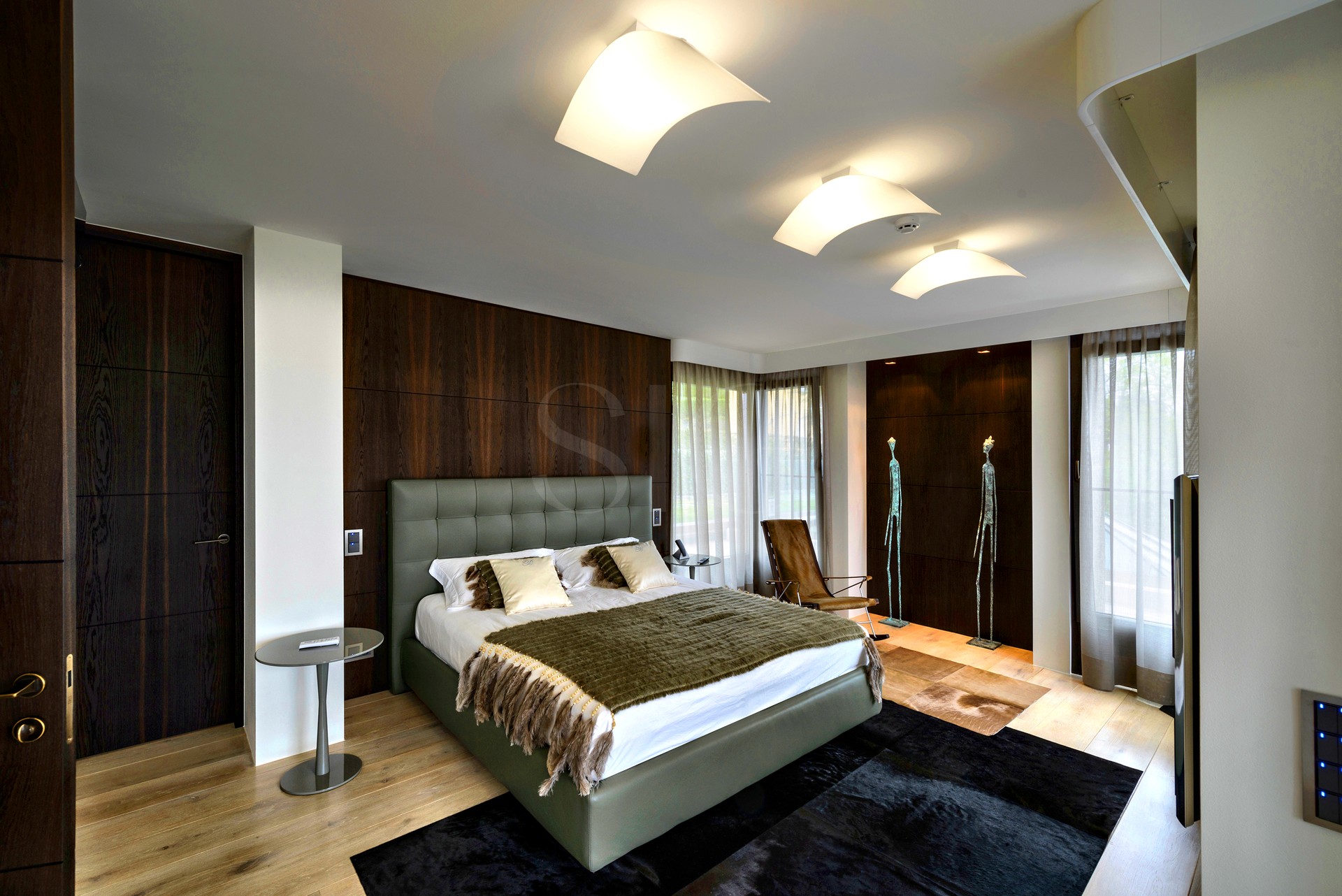 Modernes Schlafzimmer mit dunklen Holzwänden
