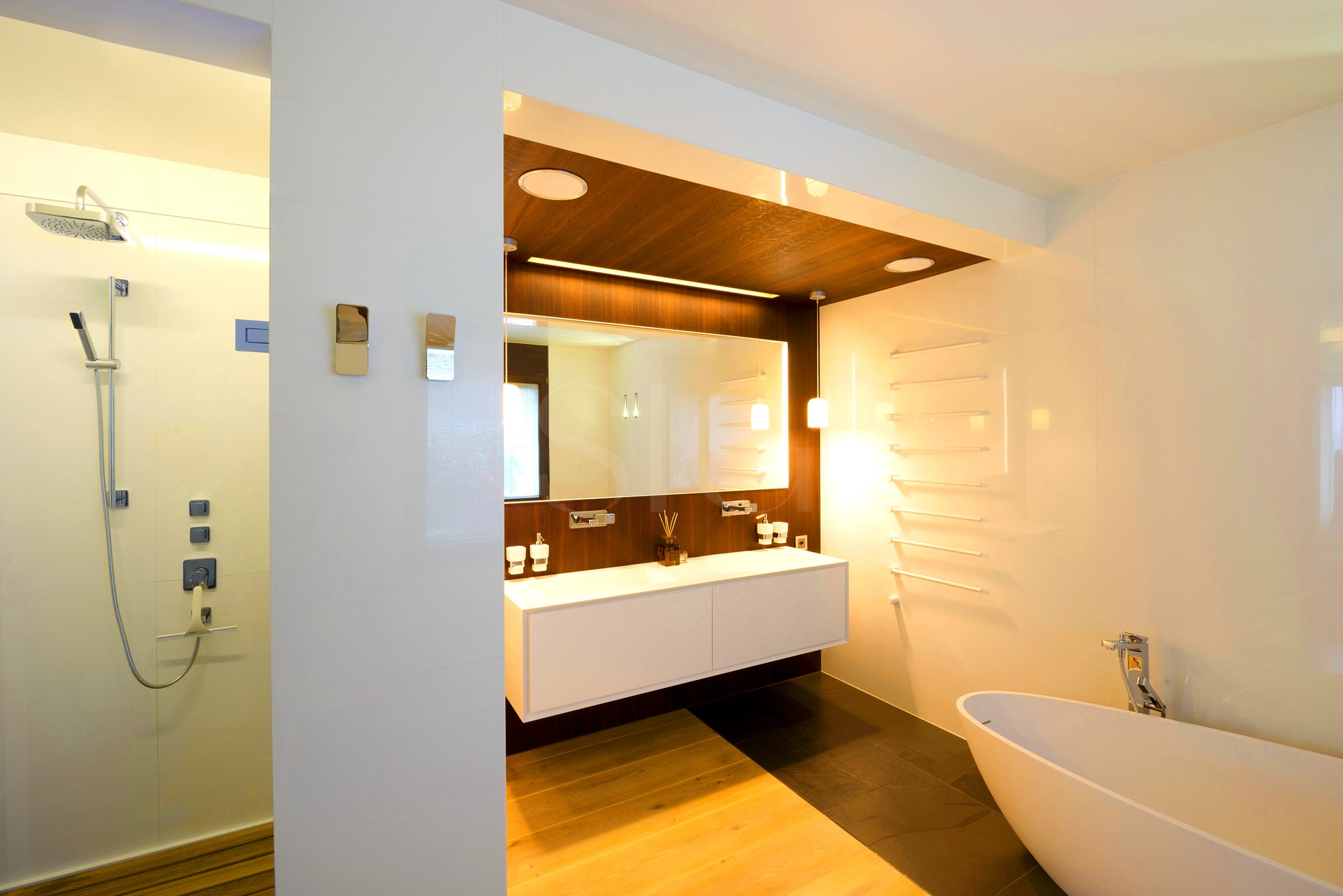Modernes Badezimmer mit Walk-in-Dusche und Badewanne