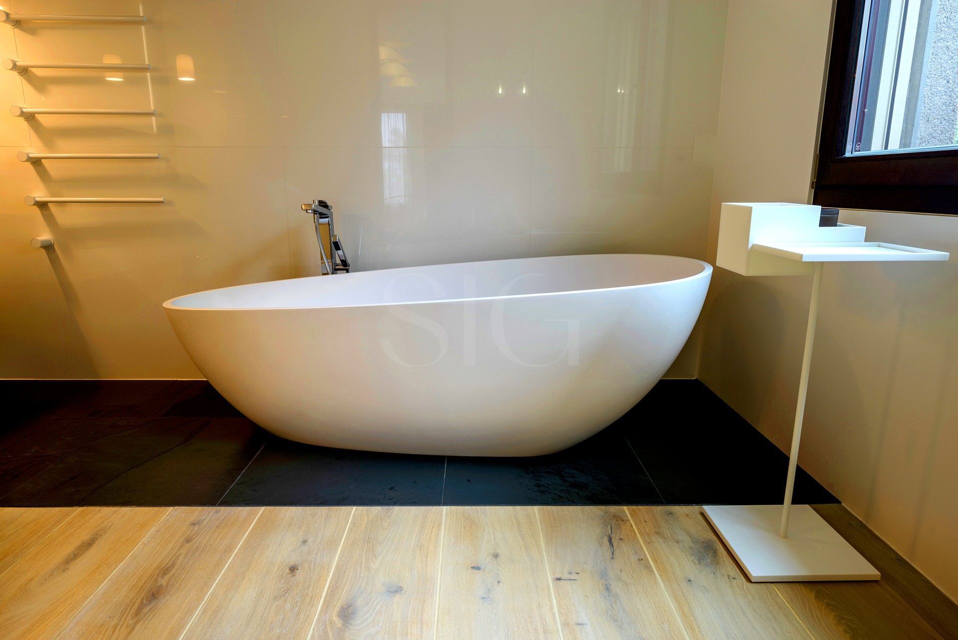 Modernes Badezimmer mit freistehender Badewanne