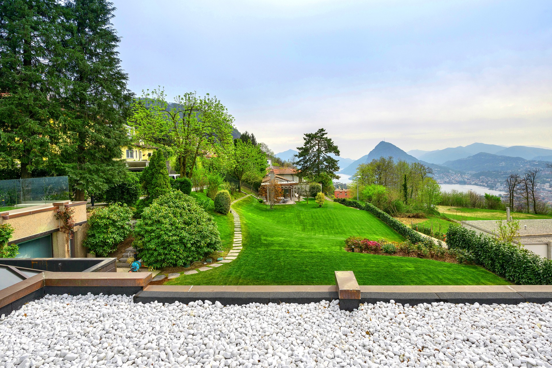 Großzügiger Garten mit Seeblick