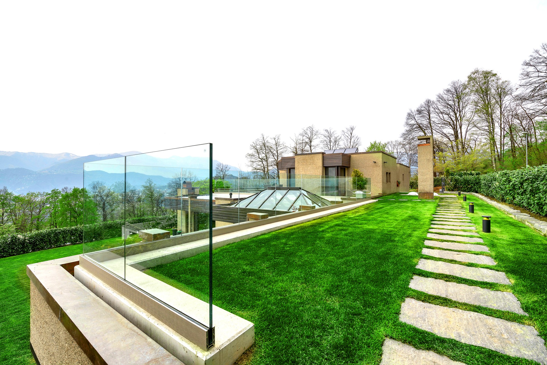 Luxuriöser Garten mit Panoramablick