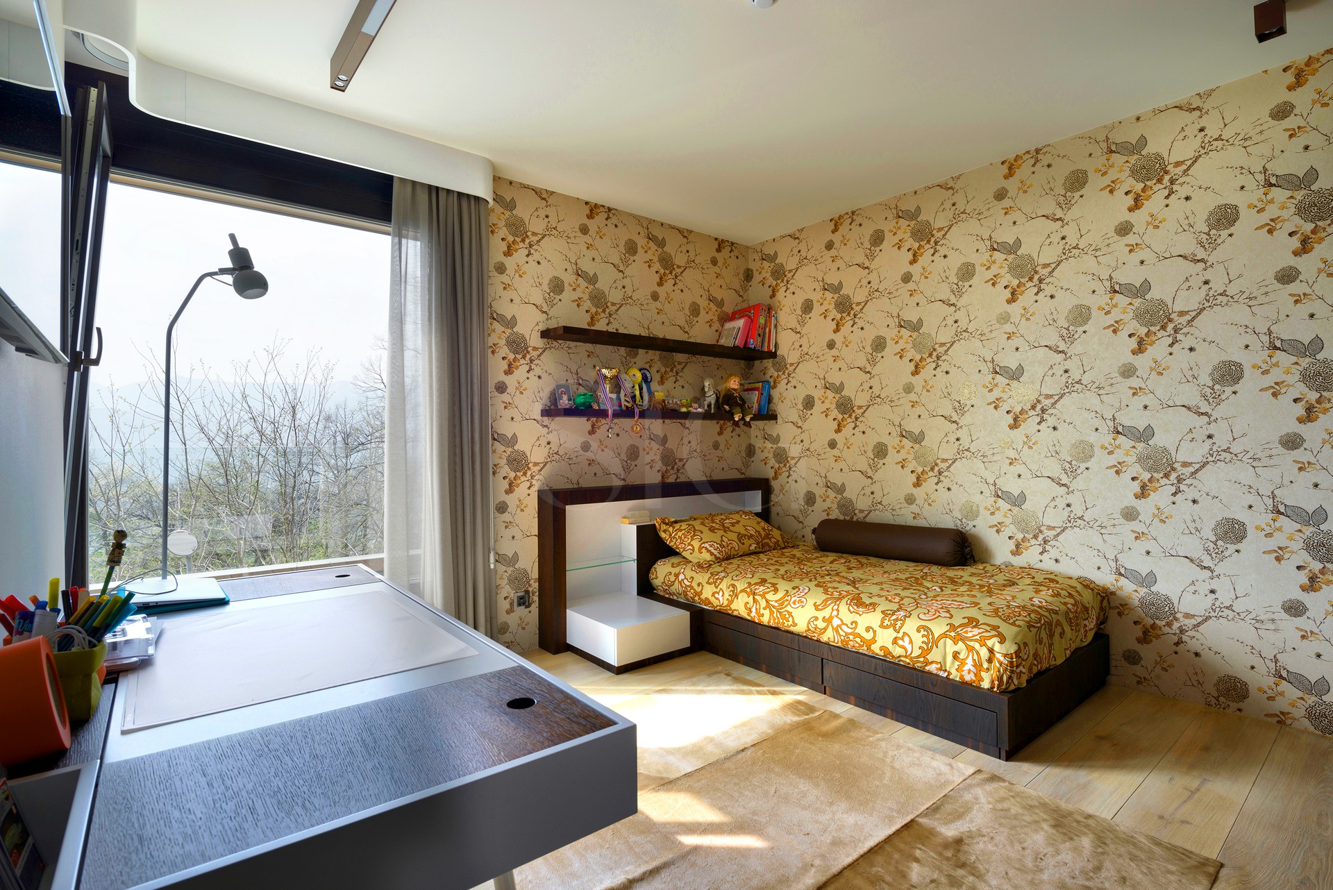 Gemütliches Schlafzimmer mit Fenster und Schreibtisch