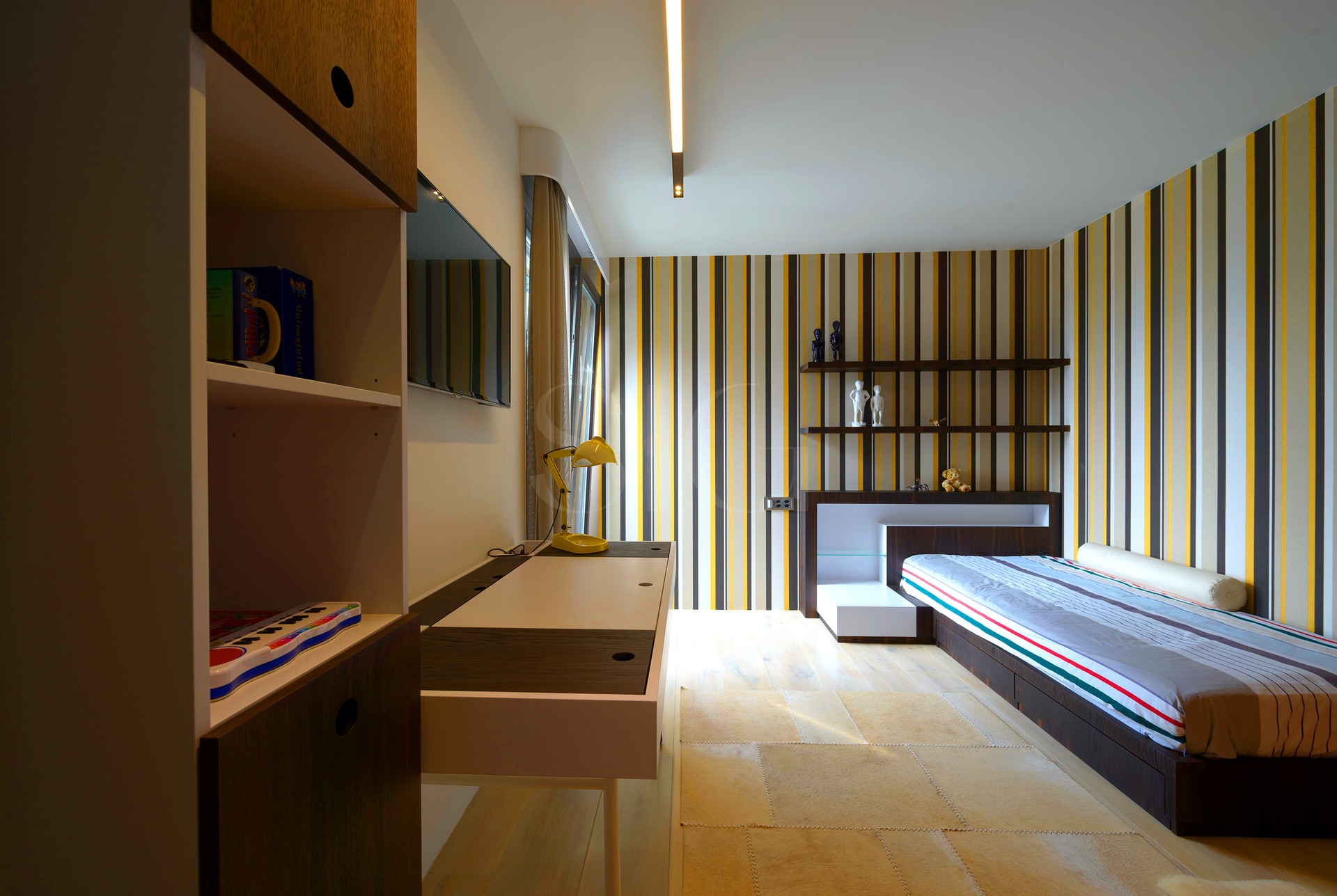 Modernes Kinderzimmer mit Bett und Arbeitsbereich