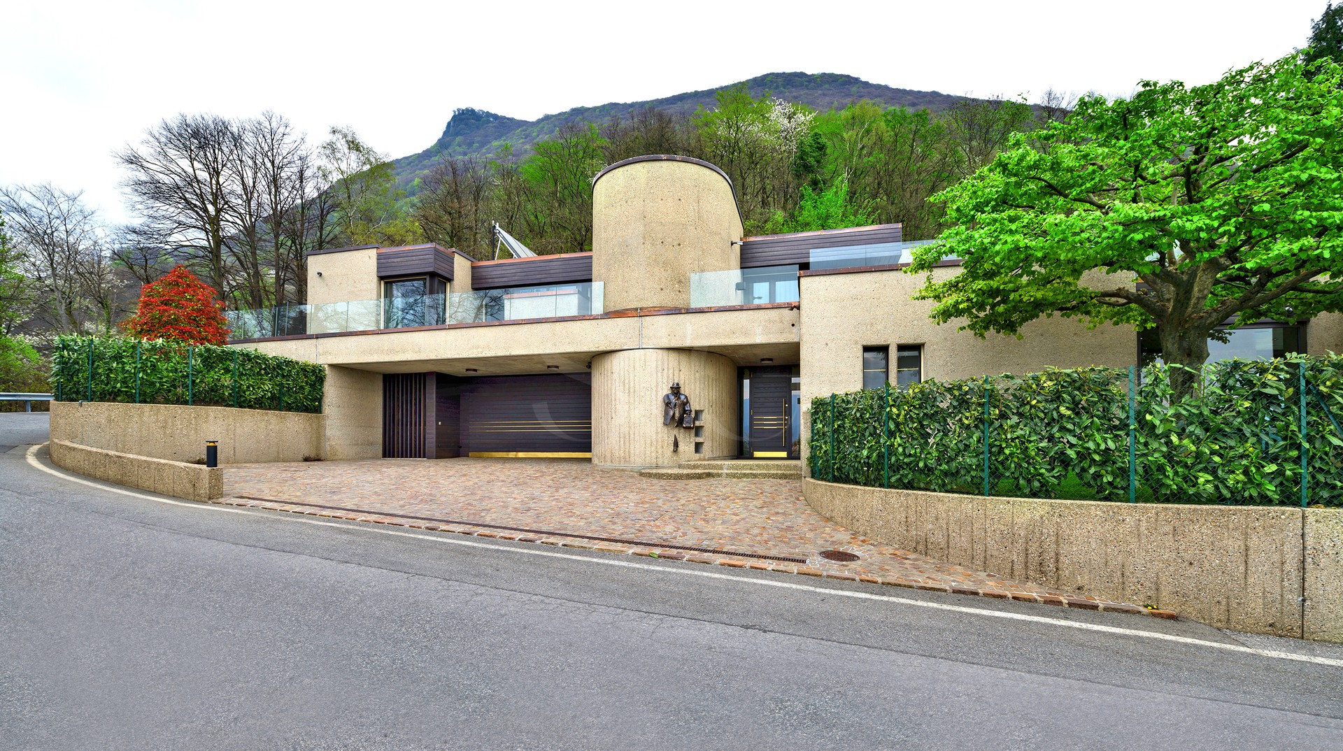 Modernes Haus in Hanglage
