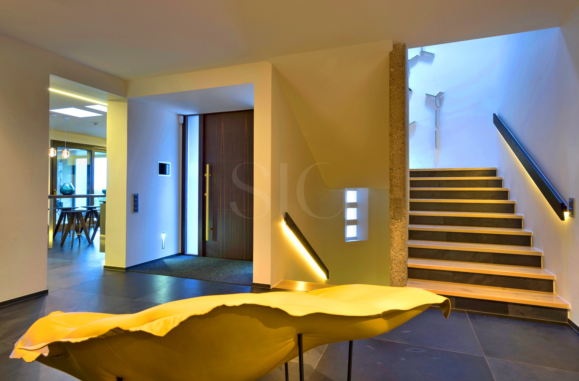 Moderner Eingangsbereich mit Treppe