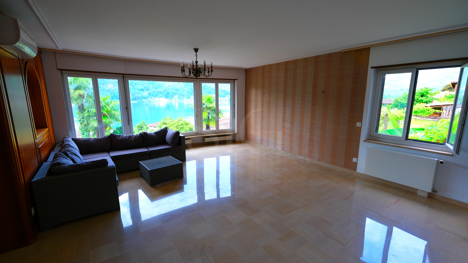 Wohnzimmer mit Seeblick