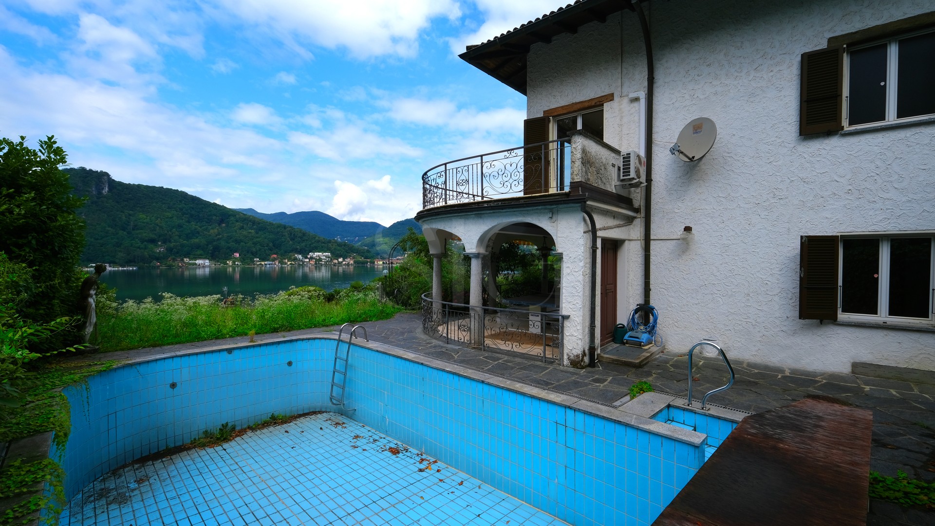 Außenansicht mit Pool und Seeblick
