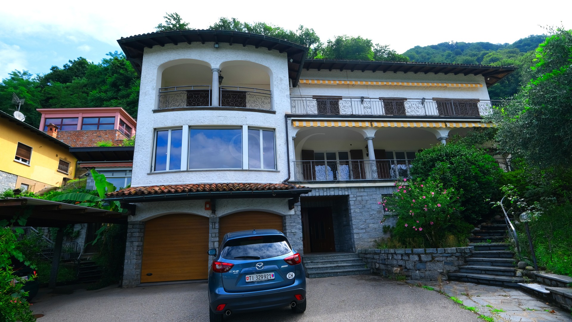 Außenansicht eines mediterranen Wohnhauses mit Garage und Balkon