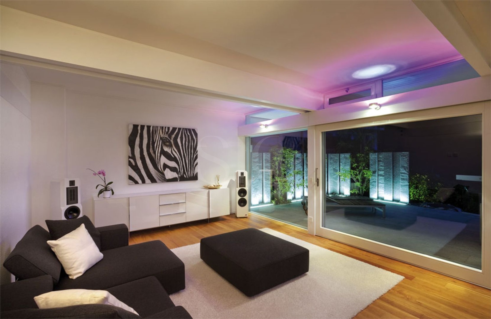 Modernes Wohnzimmer mit großer Glasfront