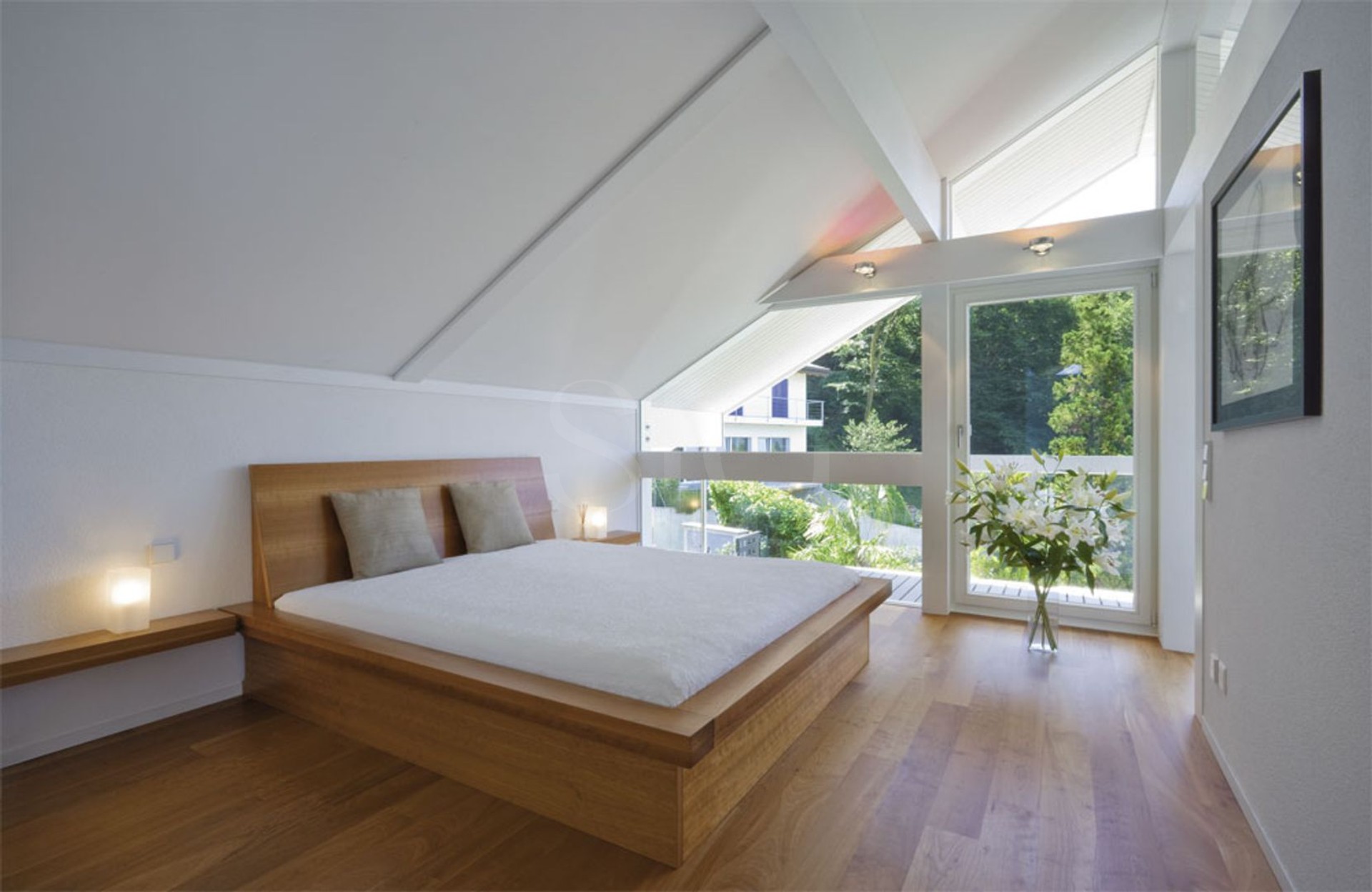 Helles Schlafzimmer mit Dachschräge