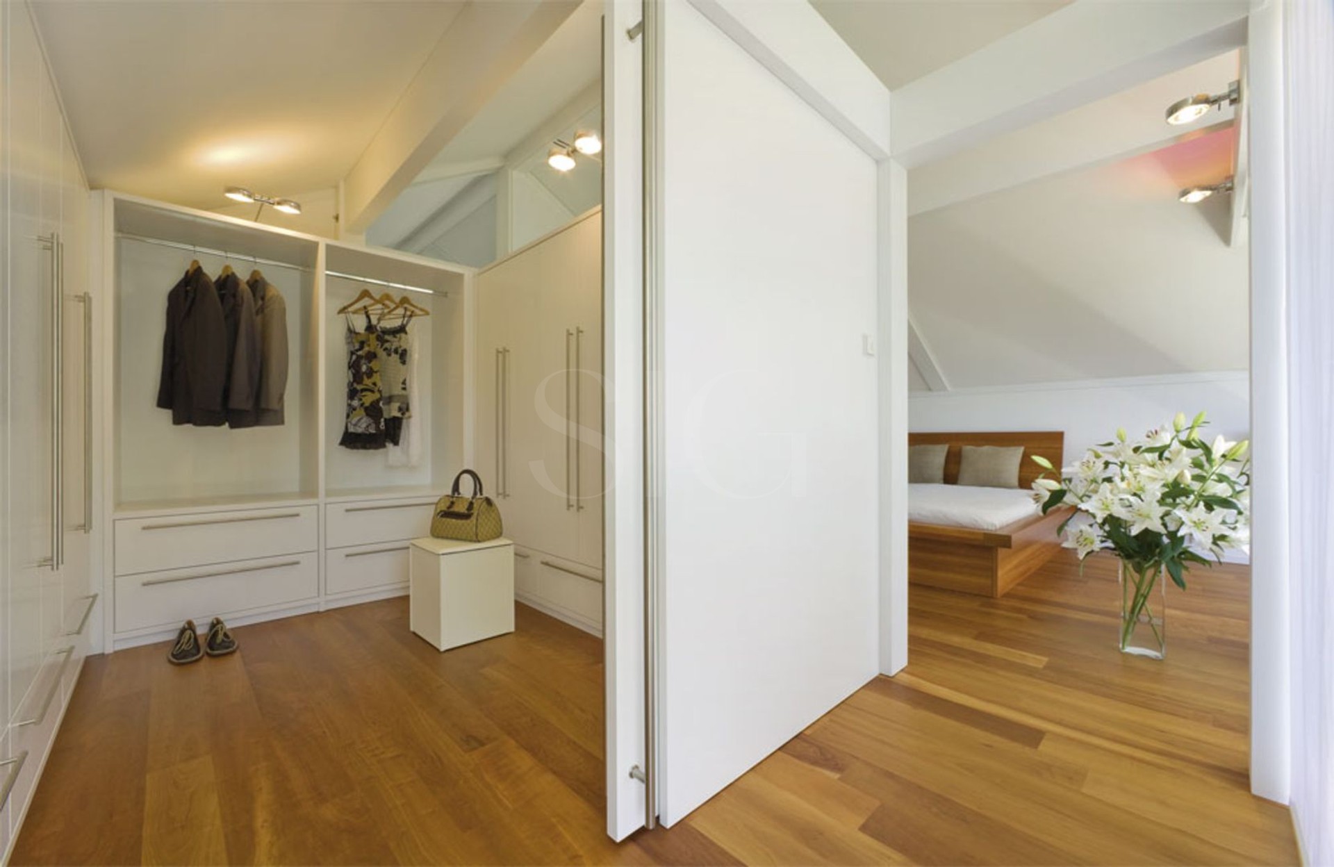 Ankleidezimmer mit Blick ins Schlafzimmer
