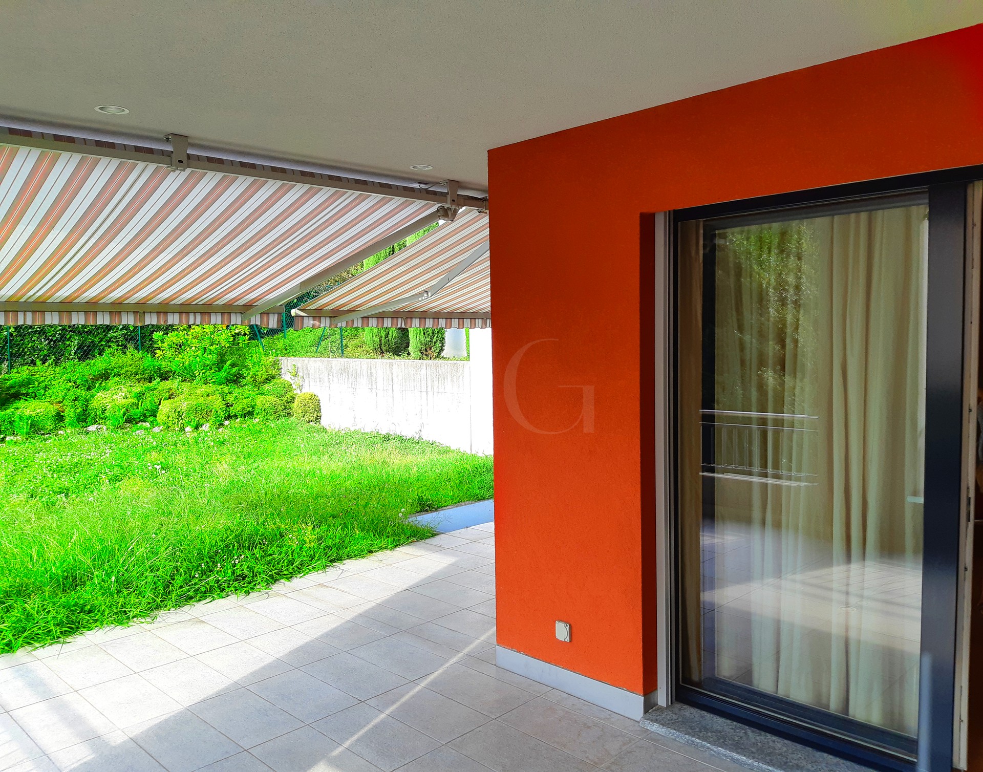 Überdachte Terrasse mit Gartenblick