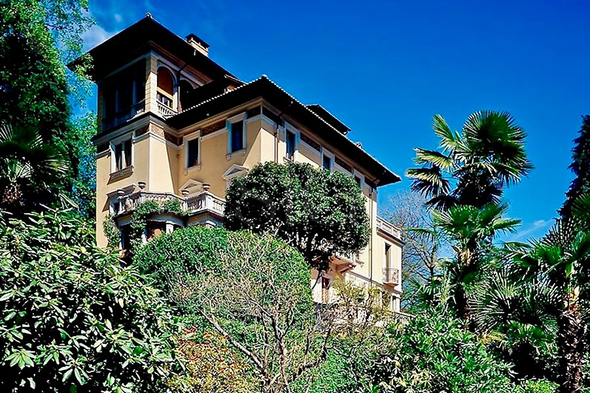 Historische Villa in üppiger Gartenanlage