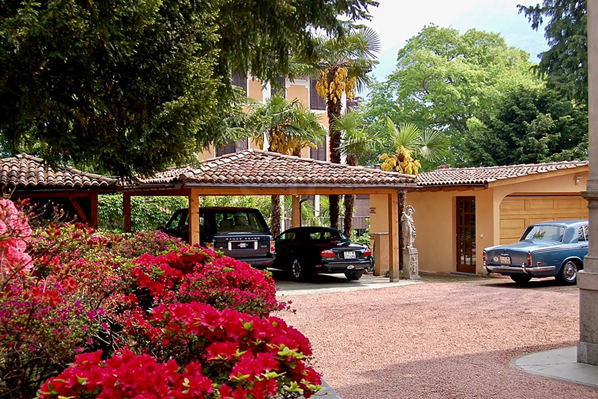 Mediterraner Außenbereich mit Zufahrt und Carport