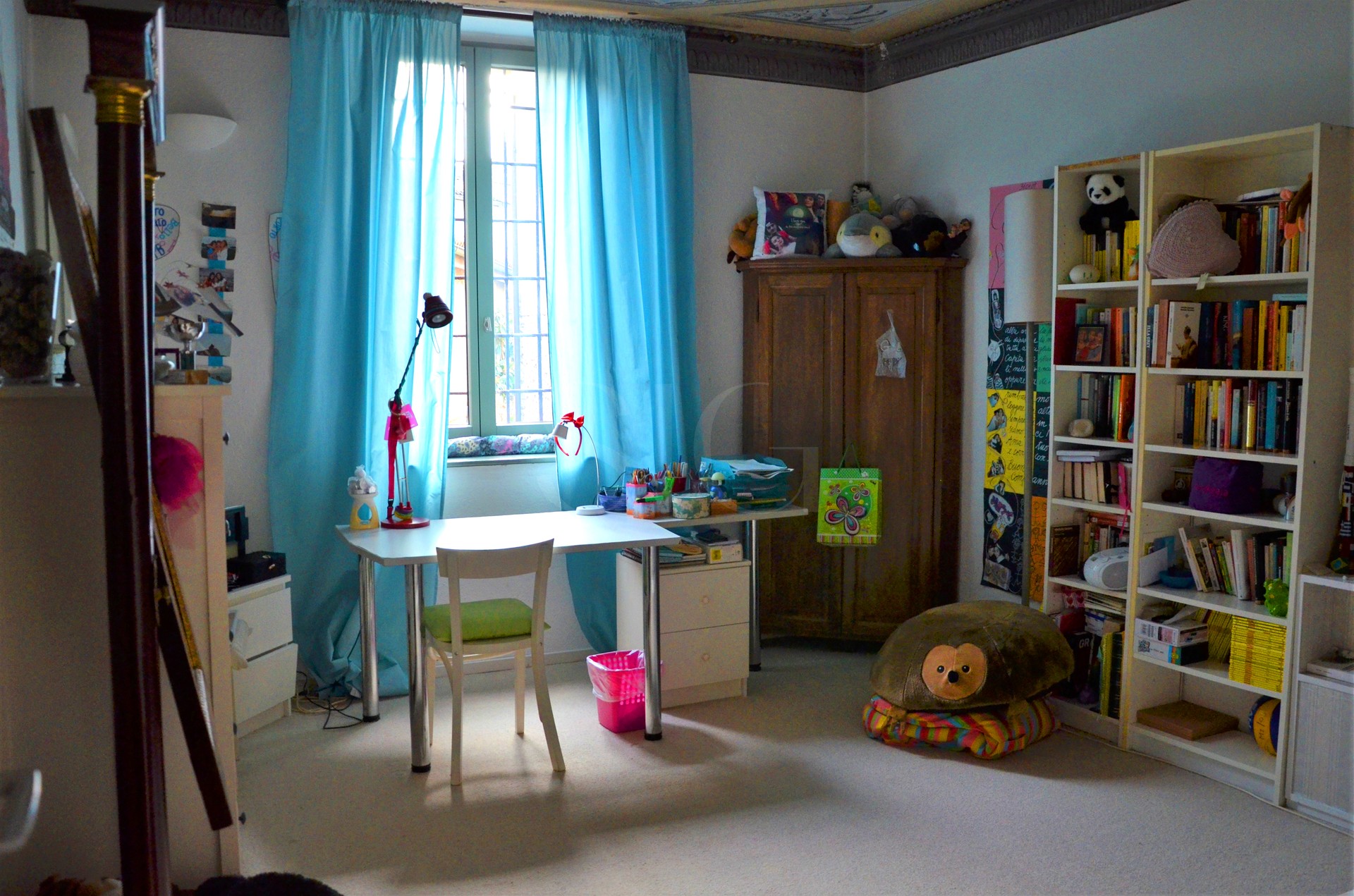 Kinderzimmer mit Schreibtisch und Regal
