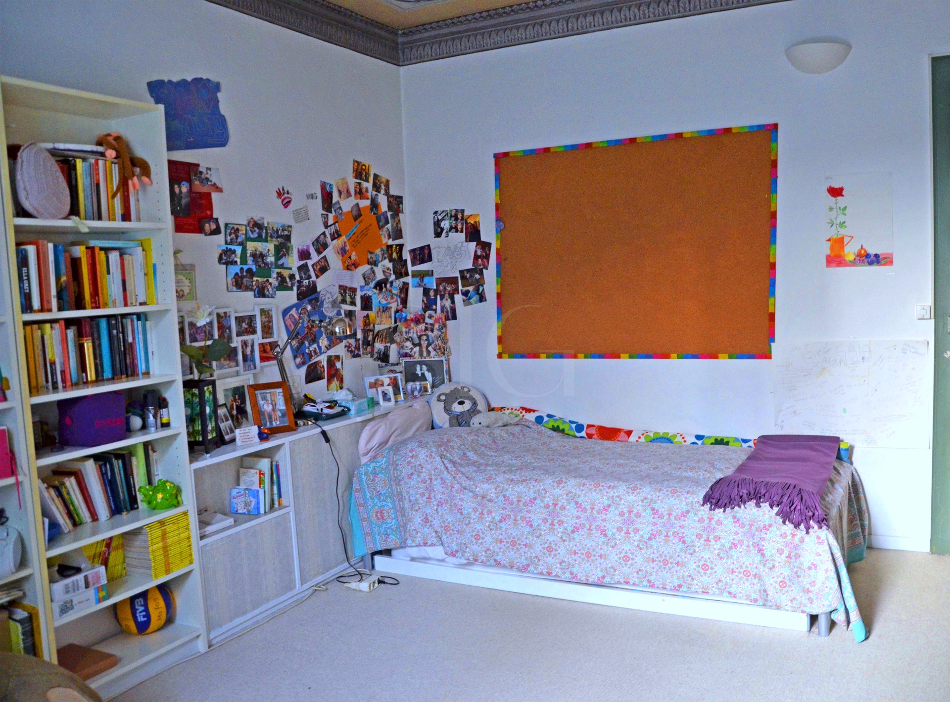 Jugendzimmer mit Bett und Regalen