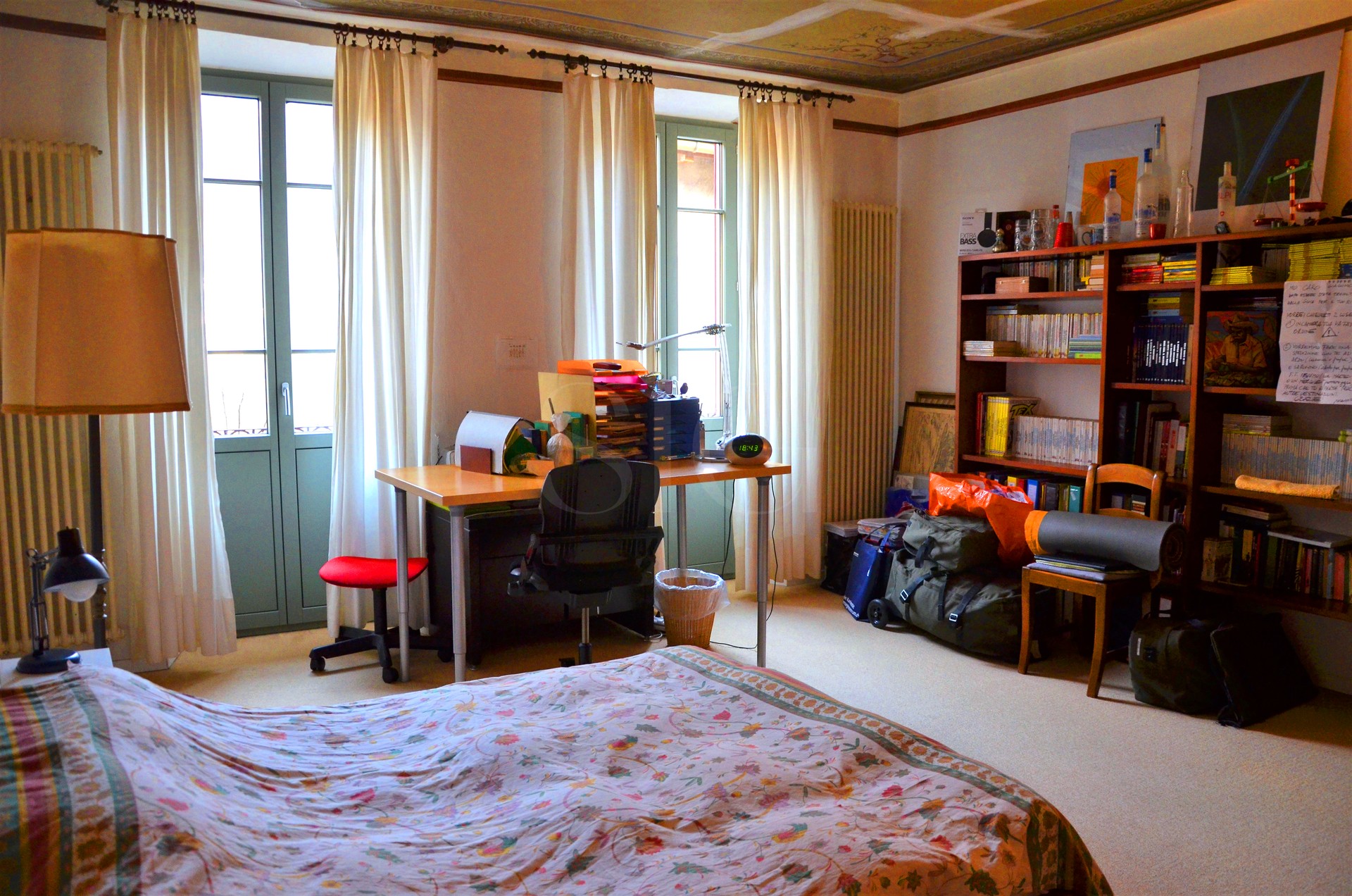 Arbeitszimmer mit Bett