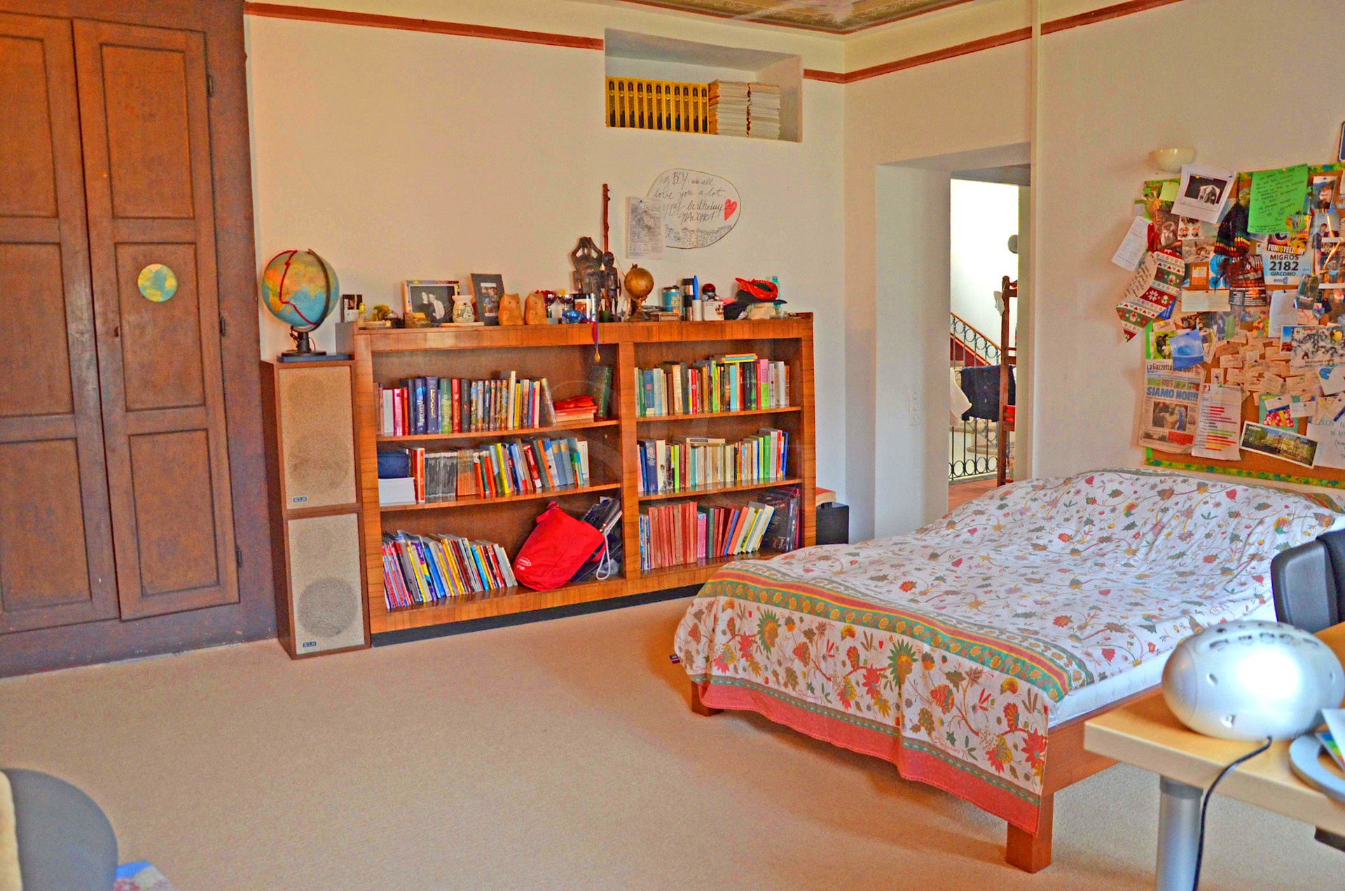 Gemütliches Schlafzimmer mit Bücherregal
