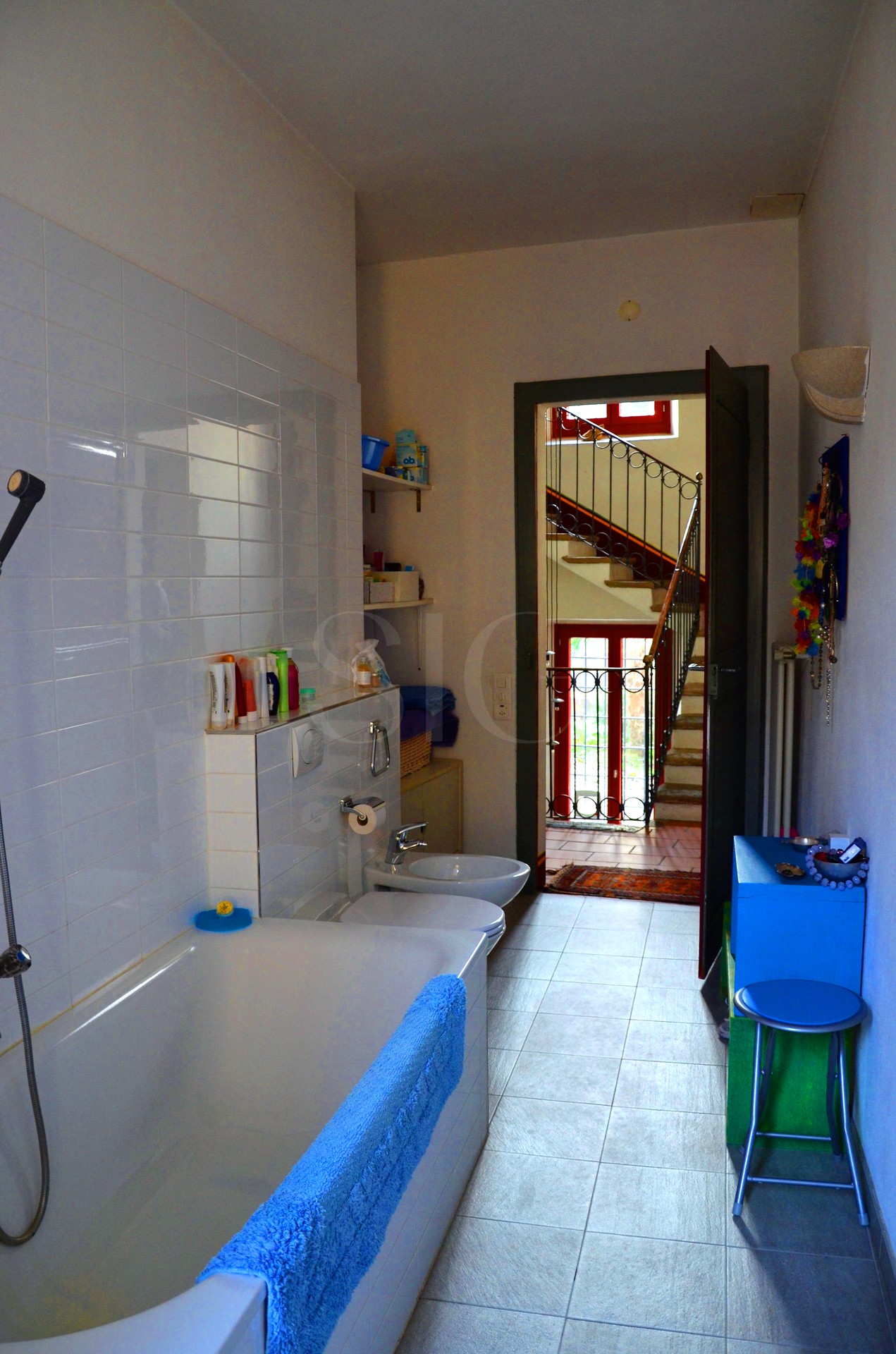 Badezimmer mit Blick zum Treppenhaus