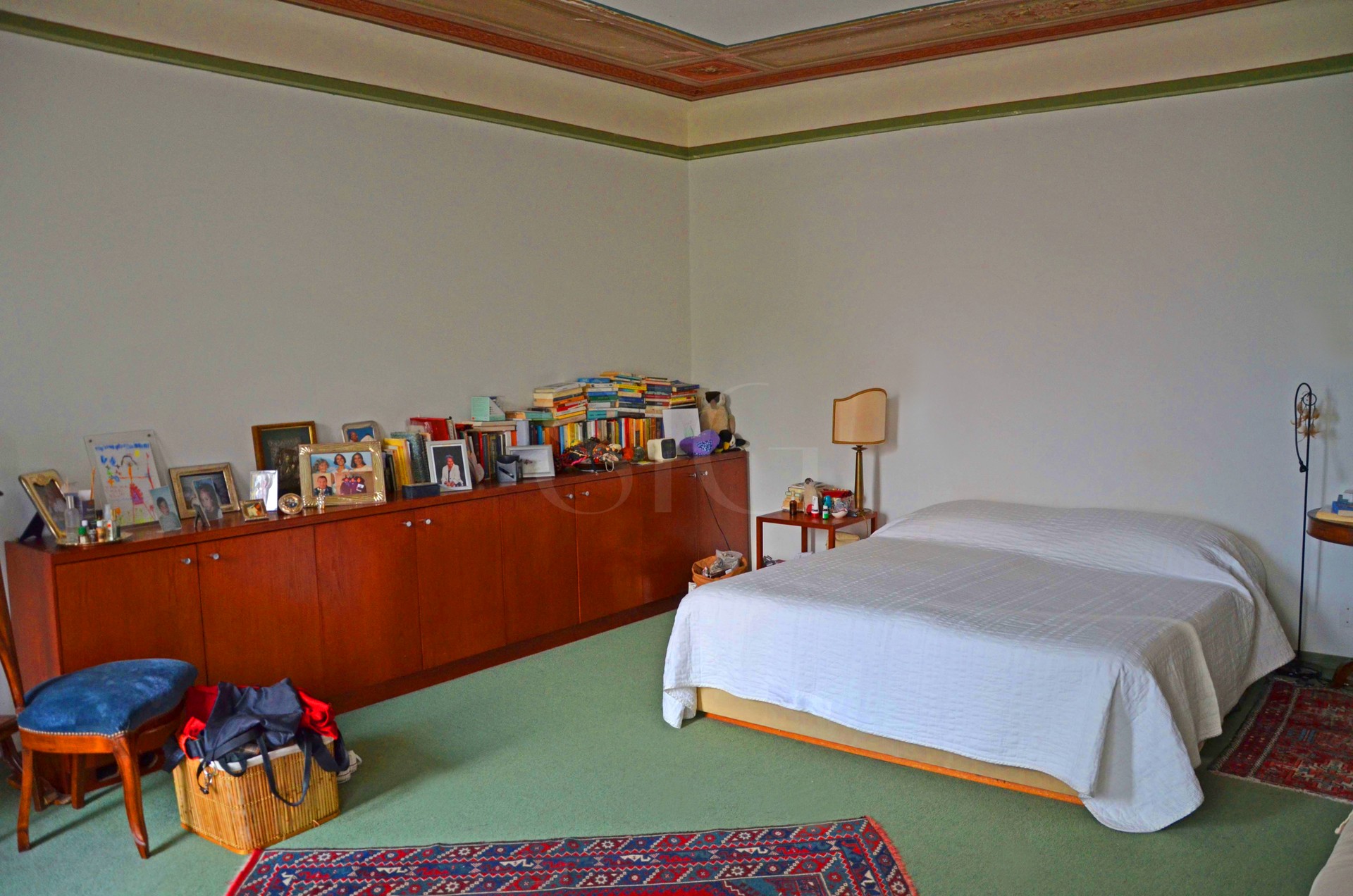 Schlafzimmer mit Bett und Stauraum