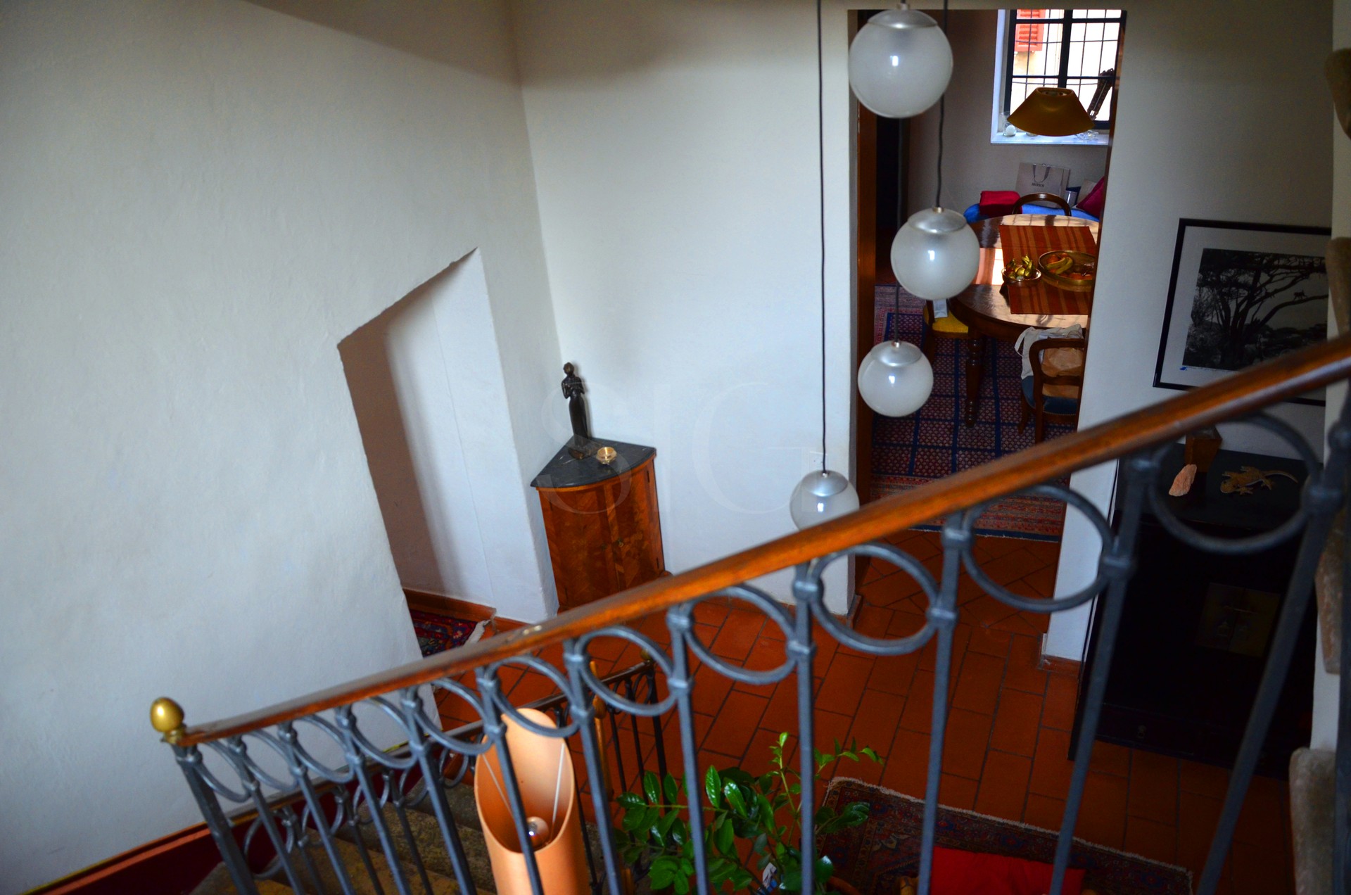 Treppenhaus mit Blick in den Essbereich