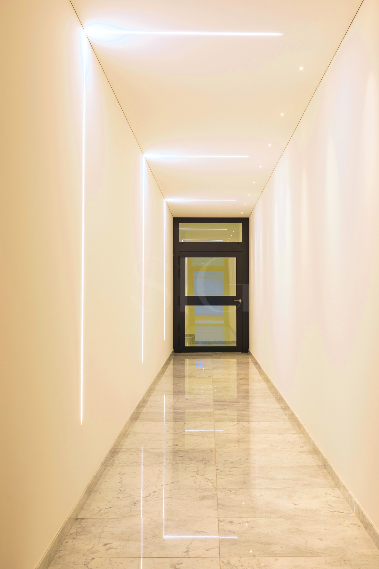 Moderner Flur mit LED-Lichtlinien