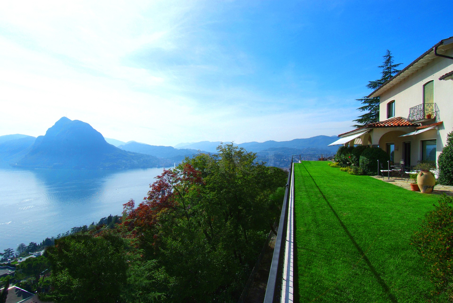 Seegrundstück mit Villa und Panoramablick