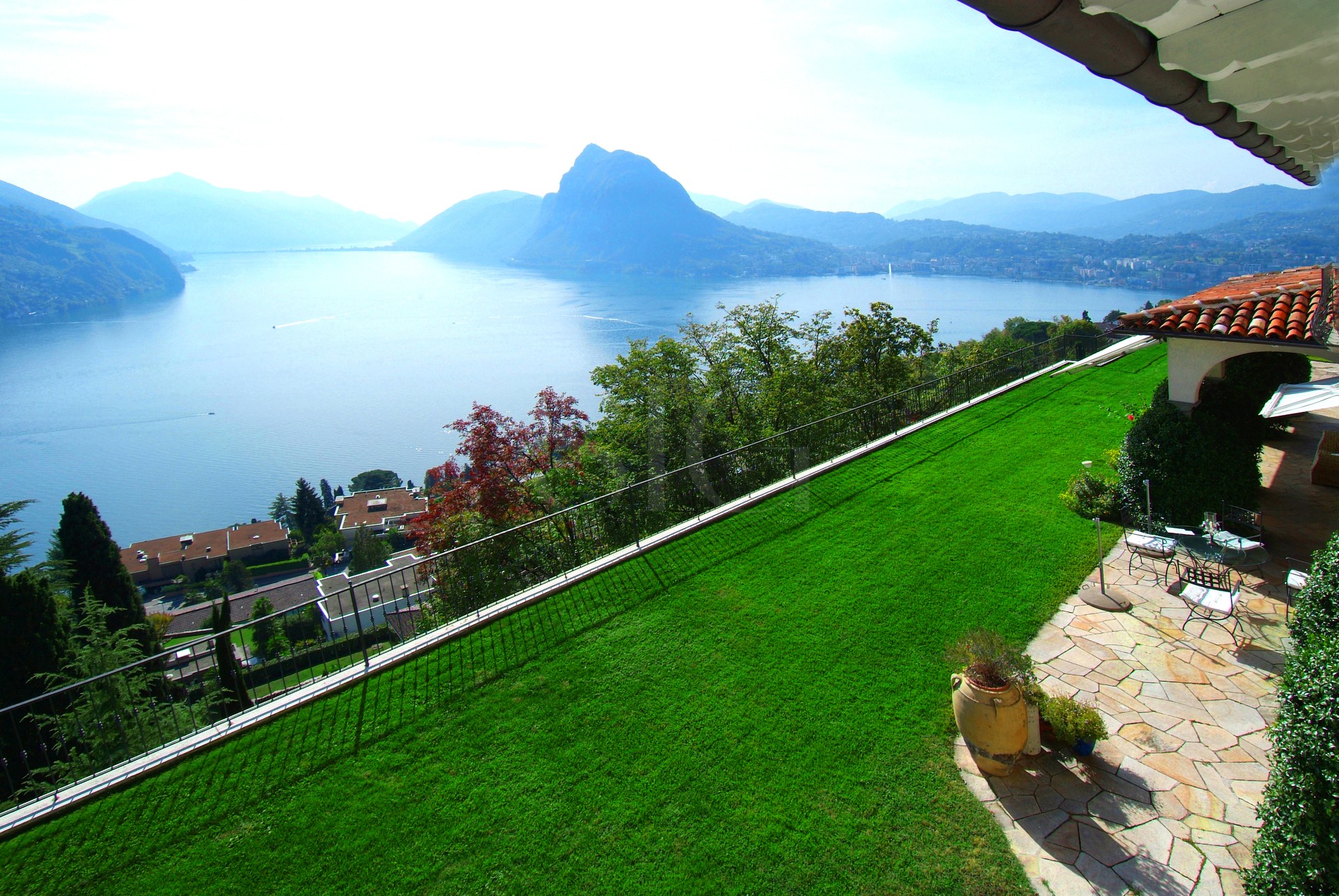 Seeblick mit Terrasse und Garten