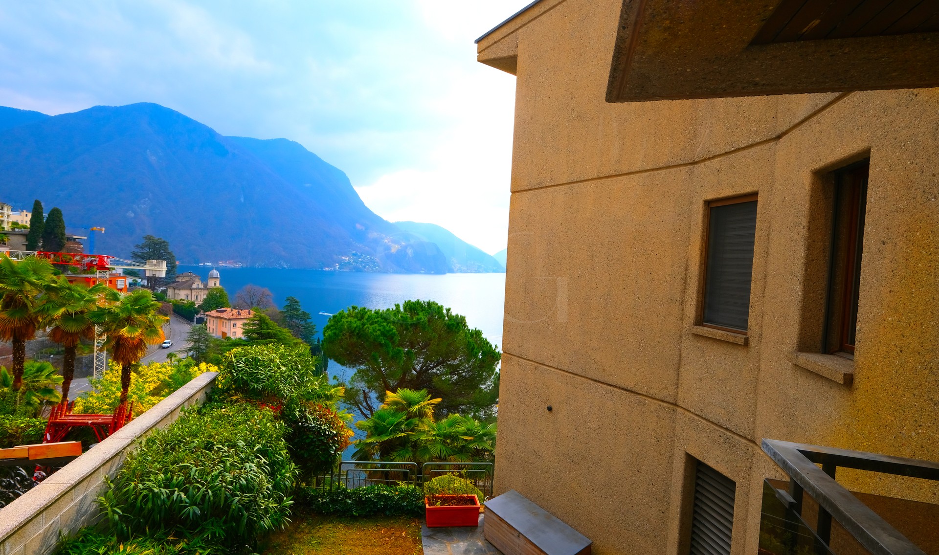 Balkon mit Seeblick und Bergpanorama