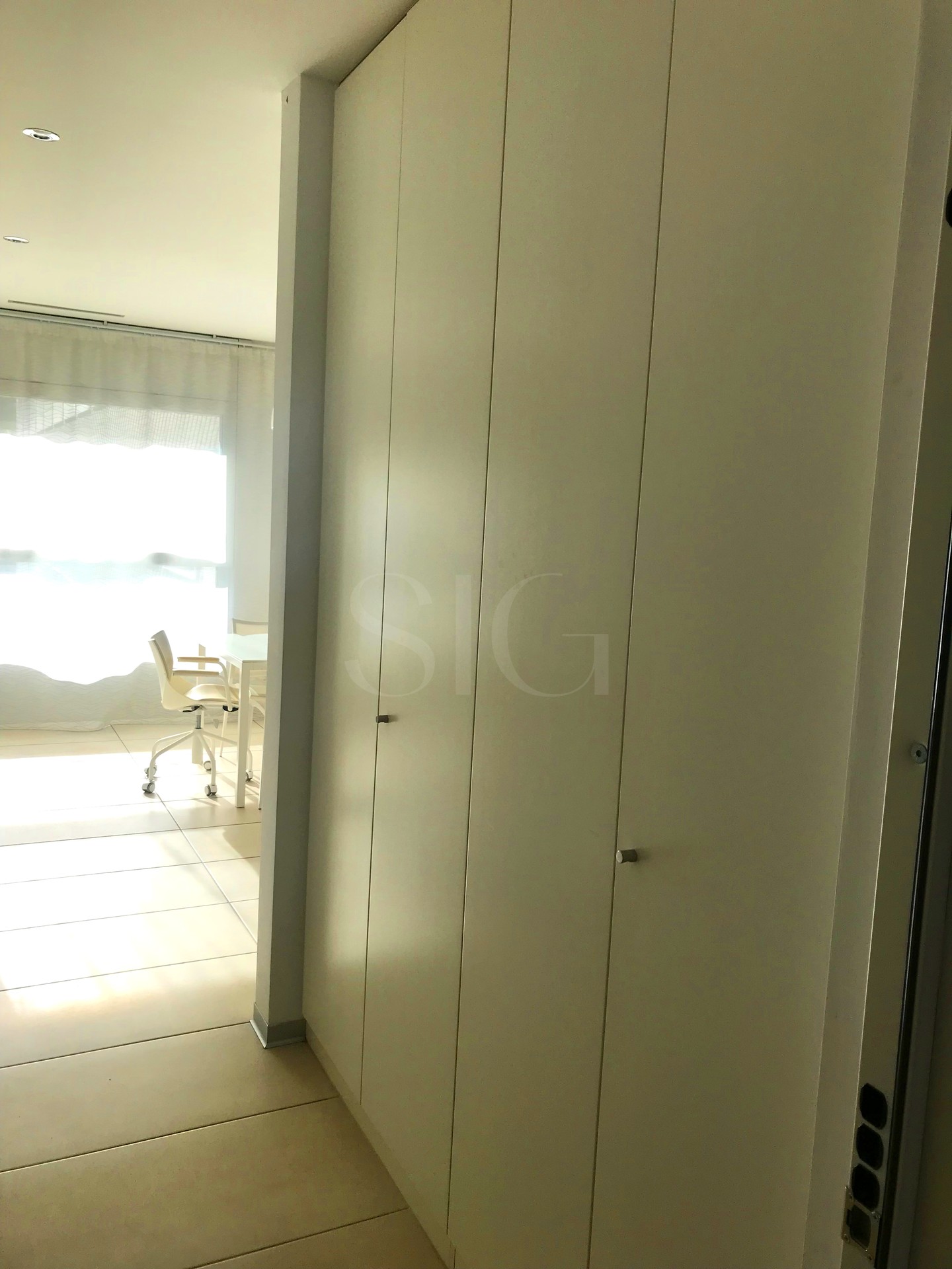 Heller Innenraum mit Einbauschrank