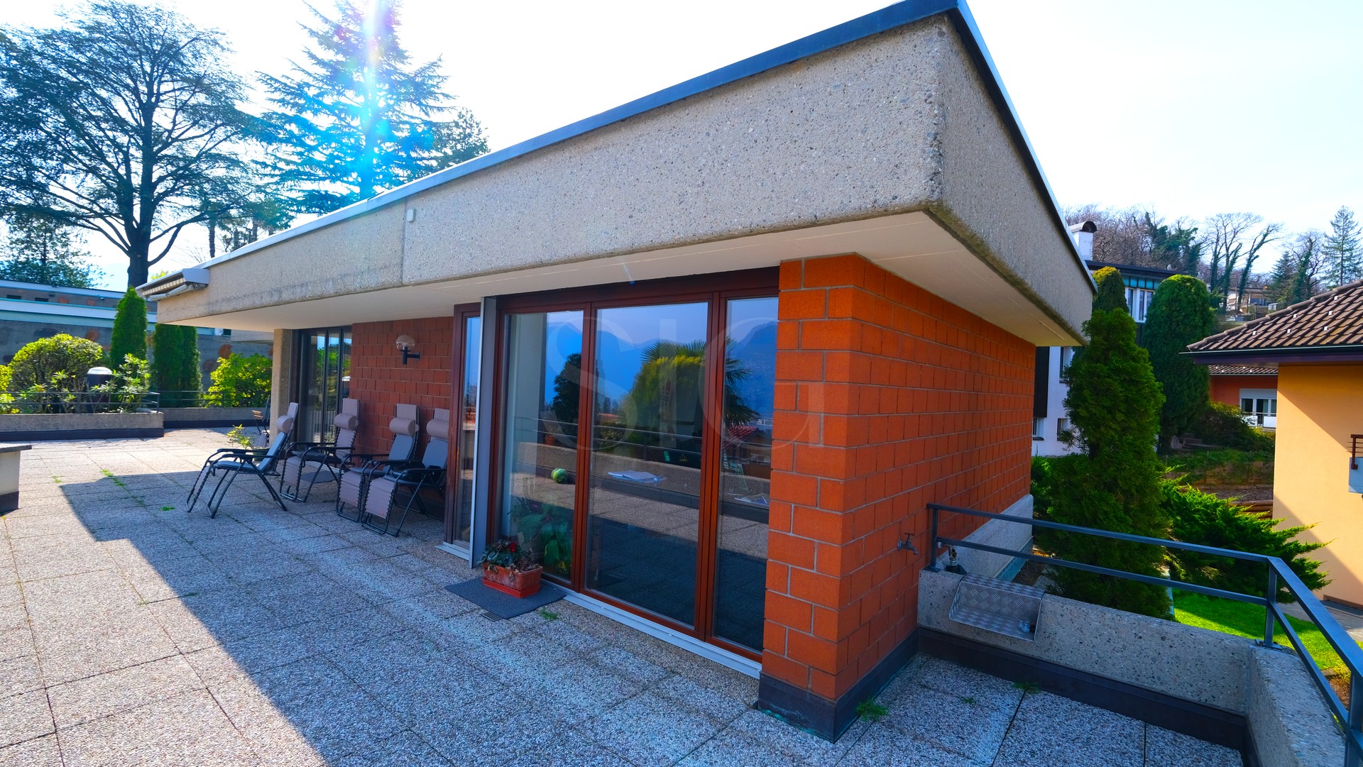 Dachterrasse eines modernen Wohnhauses