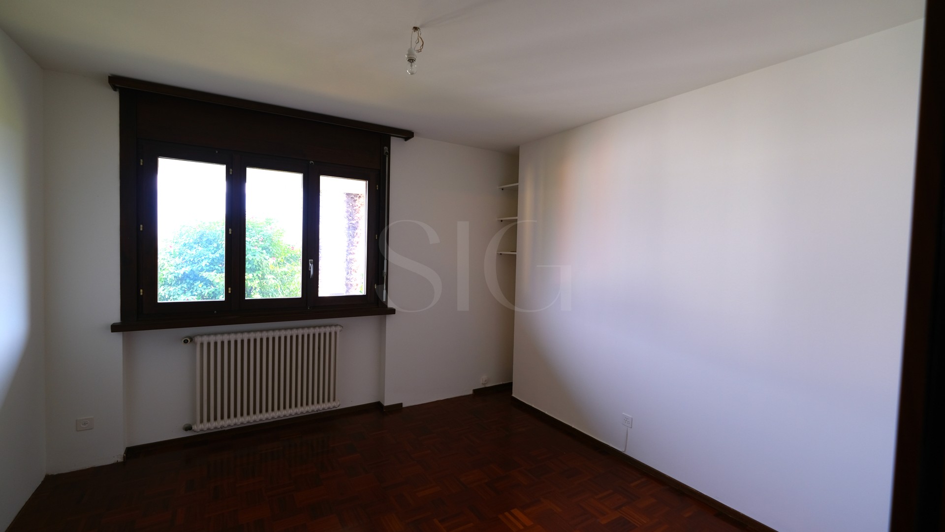 Leerer Raum mit Holzfußboden und Fenster