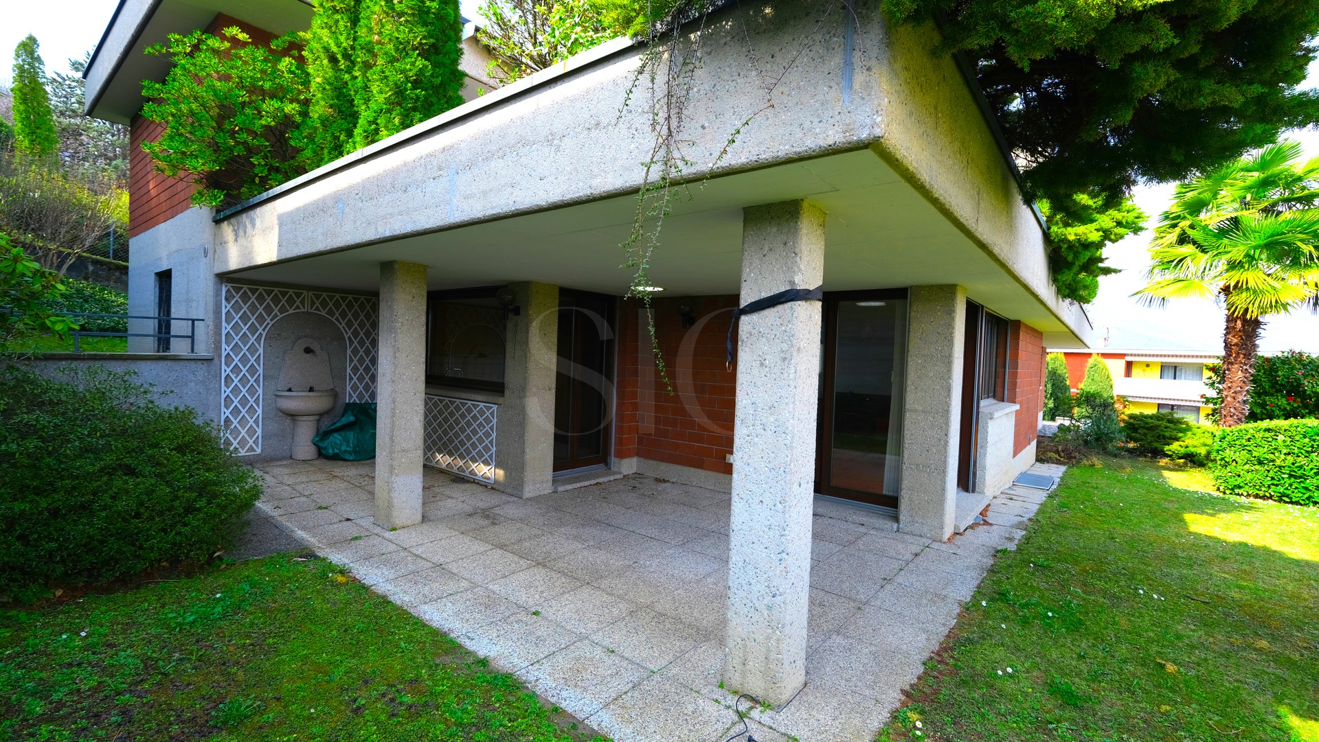 Überdachte Terrasse mit Gartenansicht