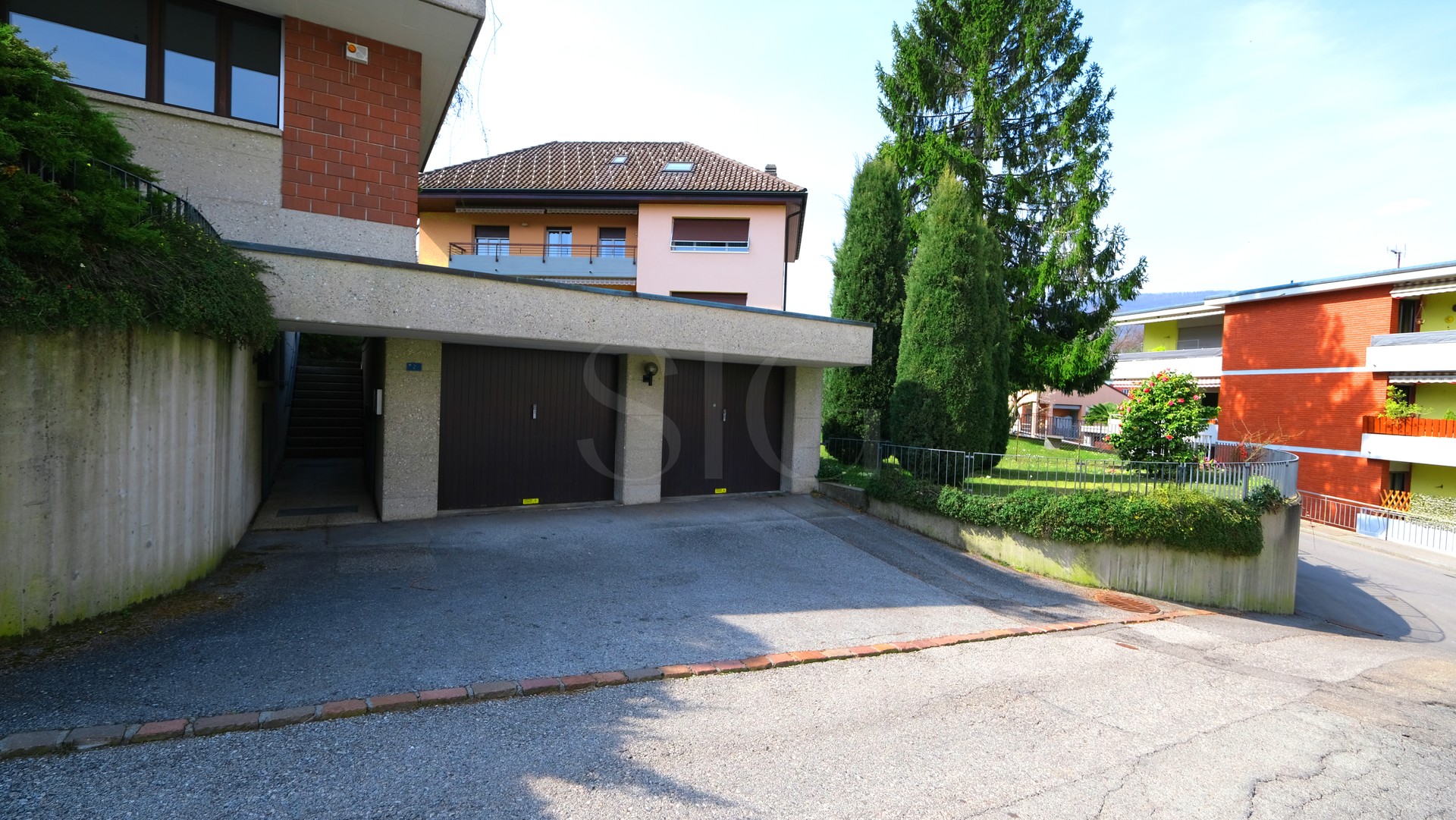 Wohnhaus mit Garagenzufahrt