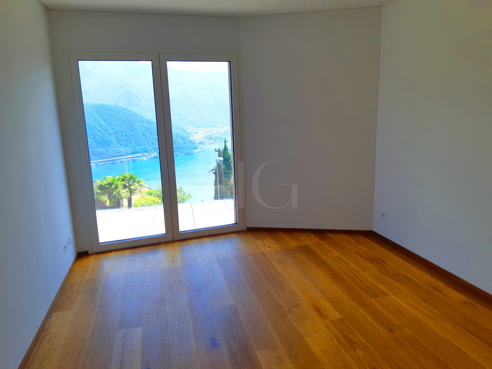 Leeres Zimmer mit Seeblick