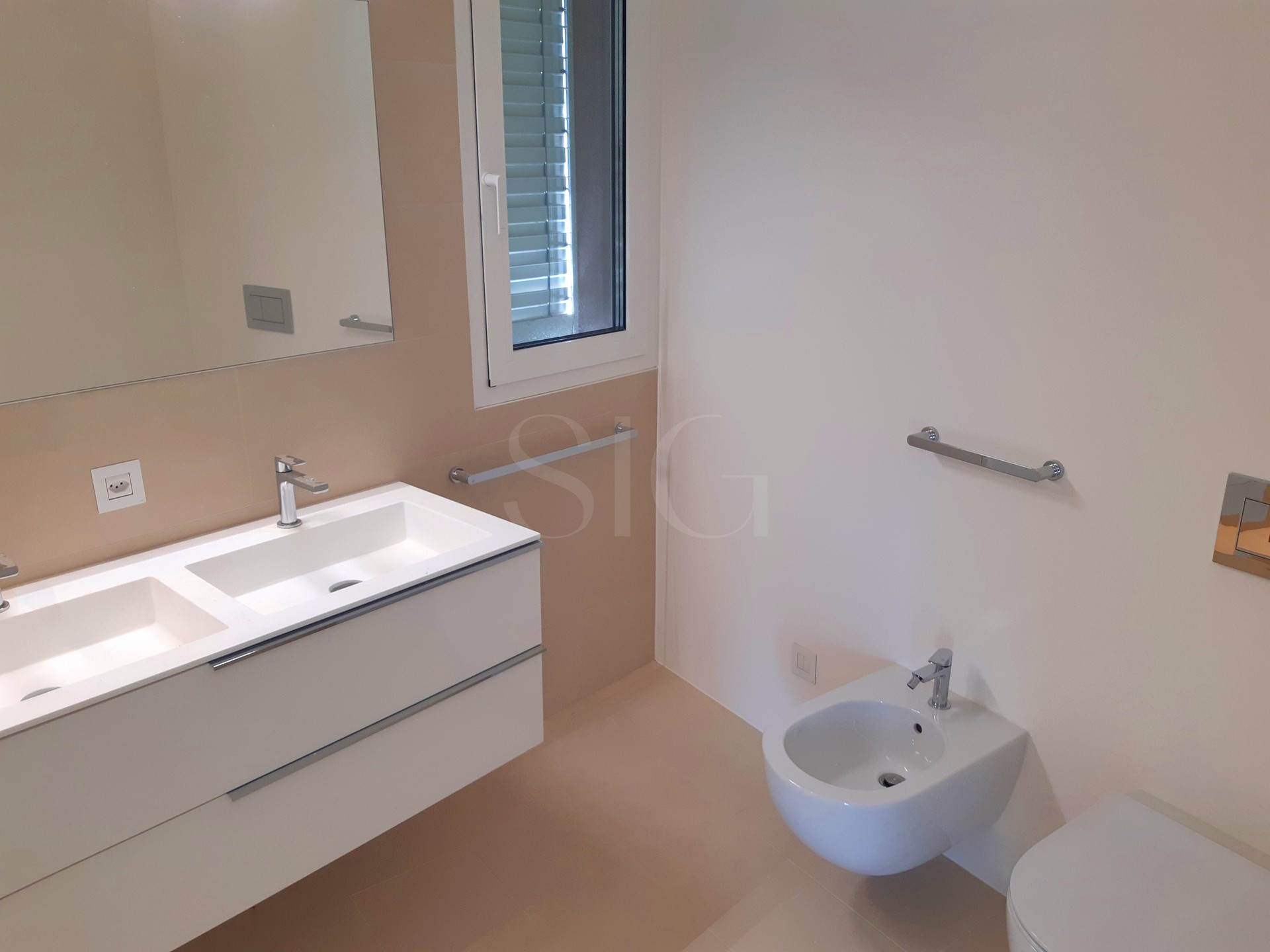 Modernes Badezimmer mit Doppelwaschtisch und Bidet