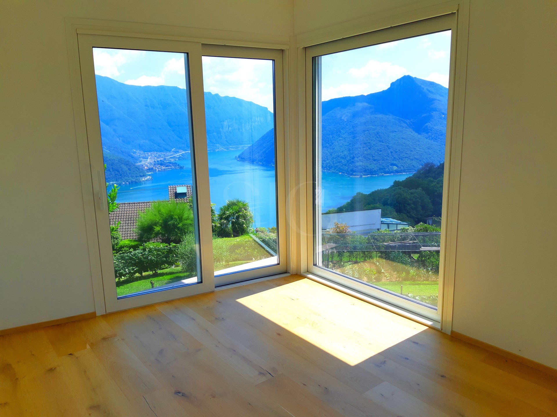 Heller Innenraum mit Panoramablick