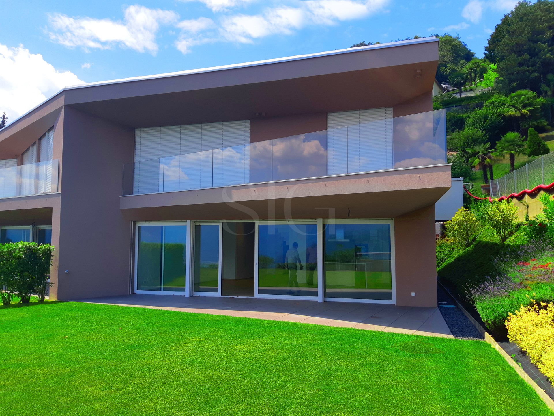 Moderne Villa mit Hanglage und großer Terrasse