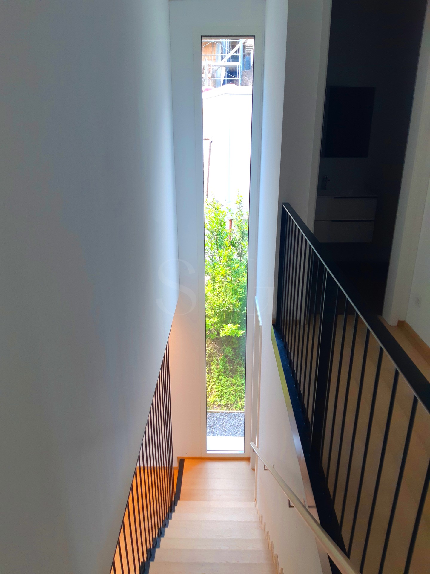 Treppenhaus mit schmalem Fenster